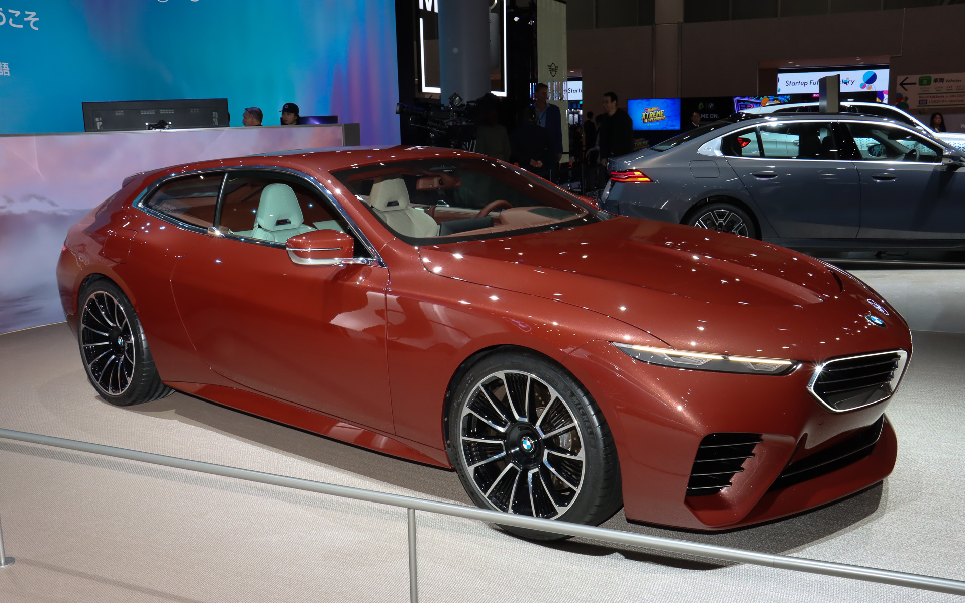 伸びやかなボディに2つのシートを備える贅沢な仕様