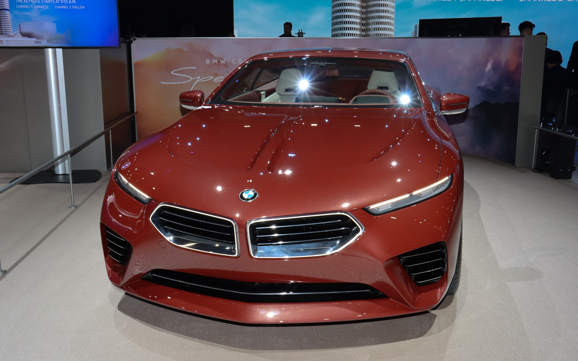 伸びやかなボディに2つのシートを備える贅沢な仕様