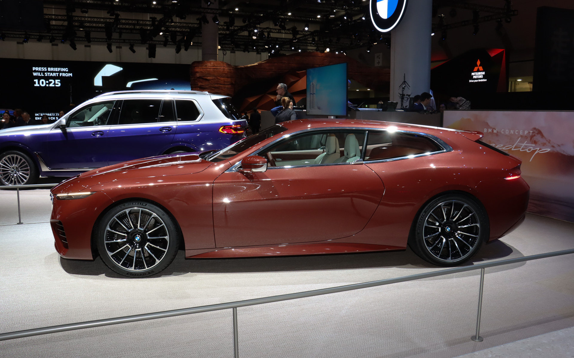 伸びやかなボディに2つのシートを備える贅沢な仕様