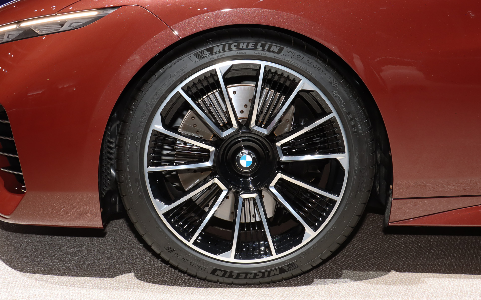 専用設計の2トーン14スポーク・ファンスタイルホイールを採用。タイヤサイズはフロントが275/35ZR20、リアが275/35ZR21となっている