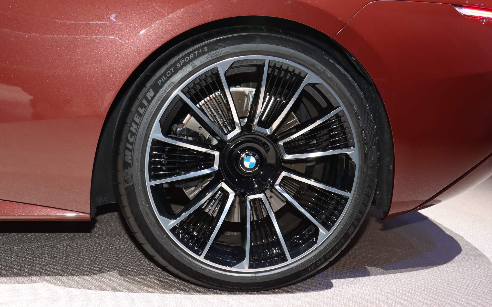 専用設計の2トーン14スポーク・ファンスタイルホイールを採用。タイヤサイズはフロントが275/35ZR20、リアが275/35ZR21となっている