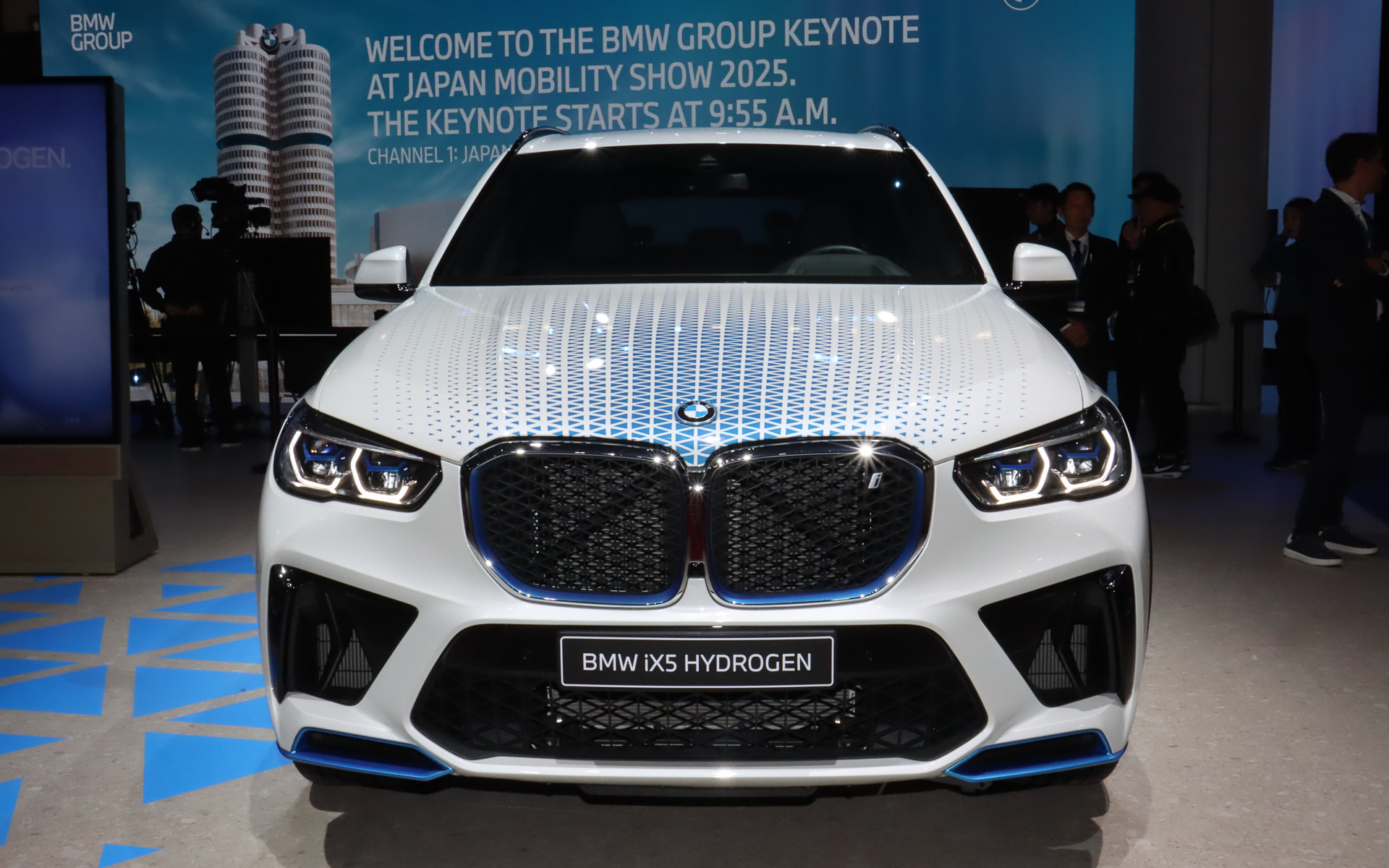 BMWではすでに多数のBEV（バッテリ電気自動車）をラインアップしているが、「世界中でカーボンニュートラルを実現するためには1つの技術だけでは不十分」との考えでFCVの開発にも取り組んでいる