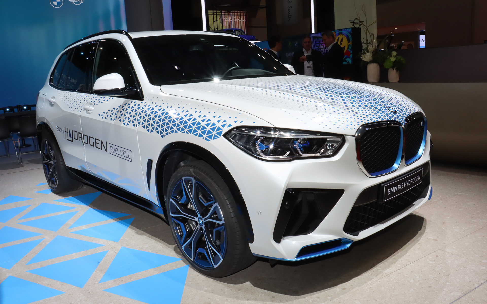 BMWではすでに多数のBEV（バッテリ電気自動車）をラインアップしているが、「世界中でカーボンニュートラルを実現するためには1つの技術だけでは不十分」との考えでFCVの開発にも取り組んでいる