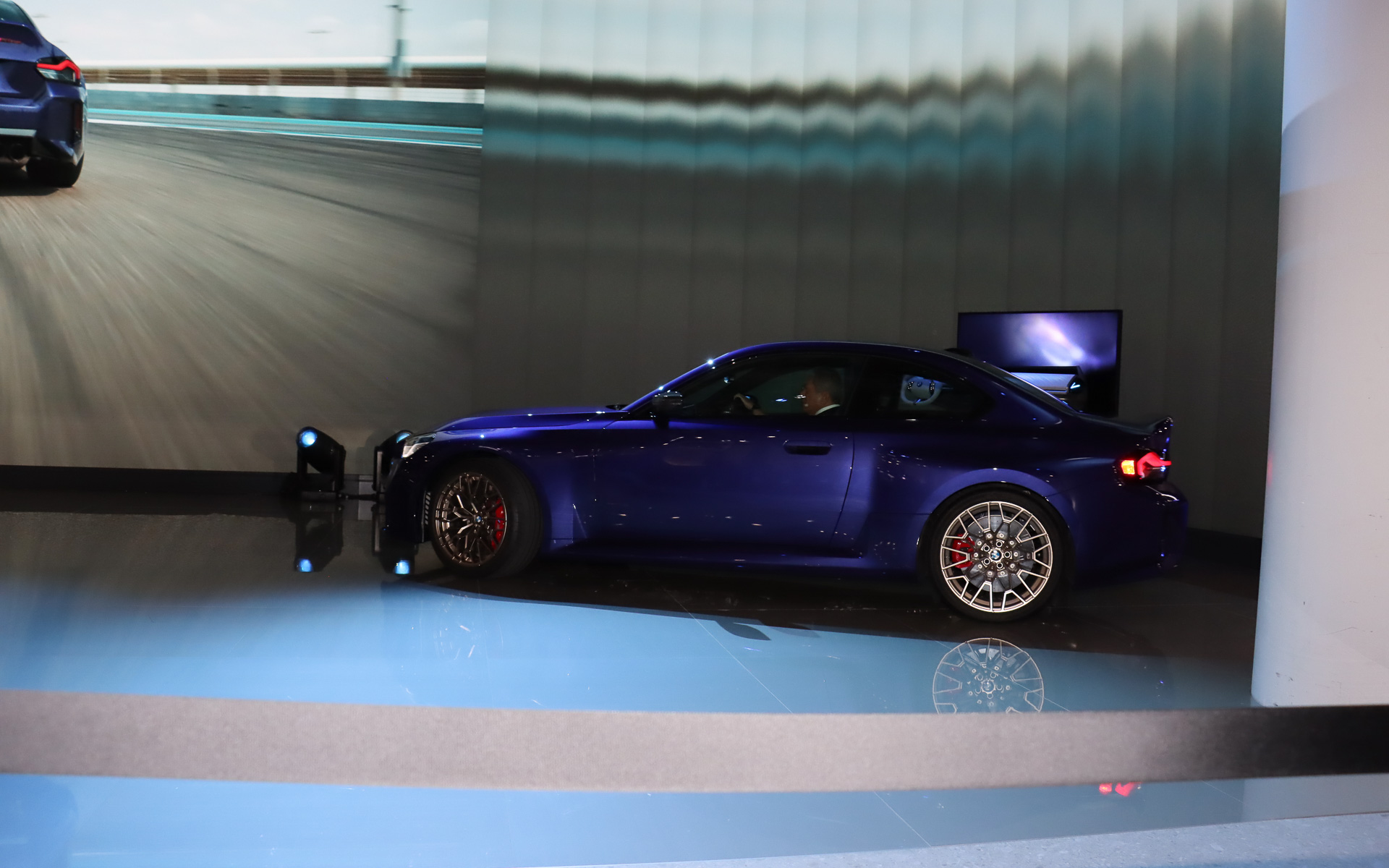 長谷川社長は同日から受注を開始した新しい限定車であるM2 CSに乗ってステージに登場