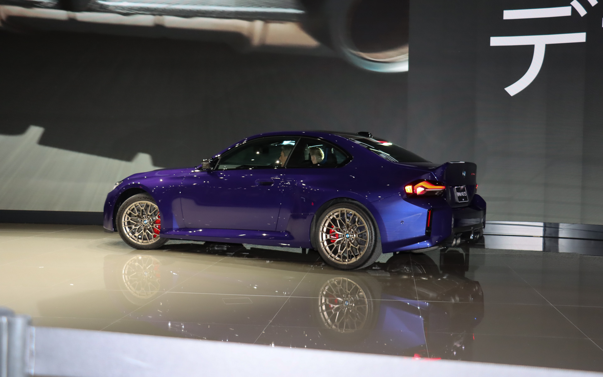 長谷川社長は同日から受注を開始した新しい限定車であるM2 CSに乗ってステージに登場