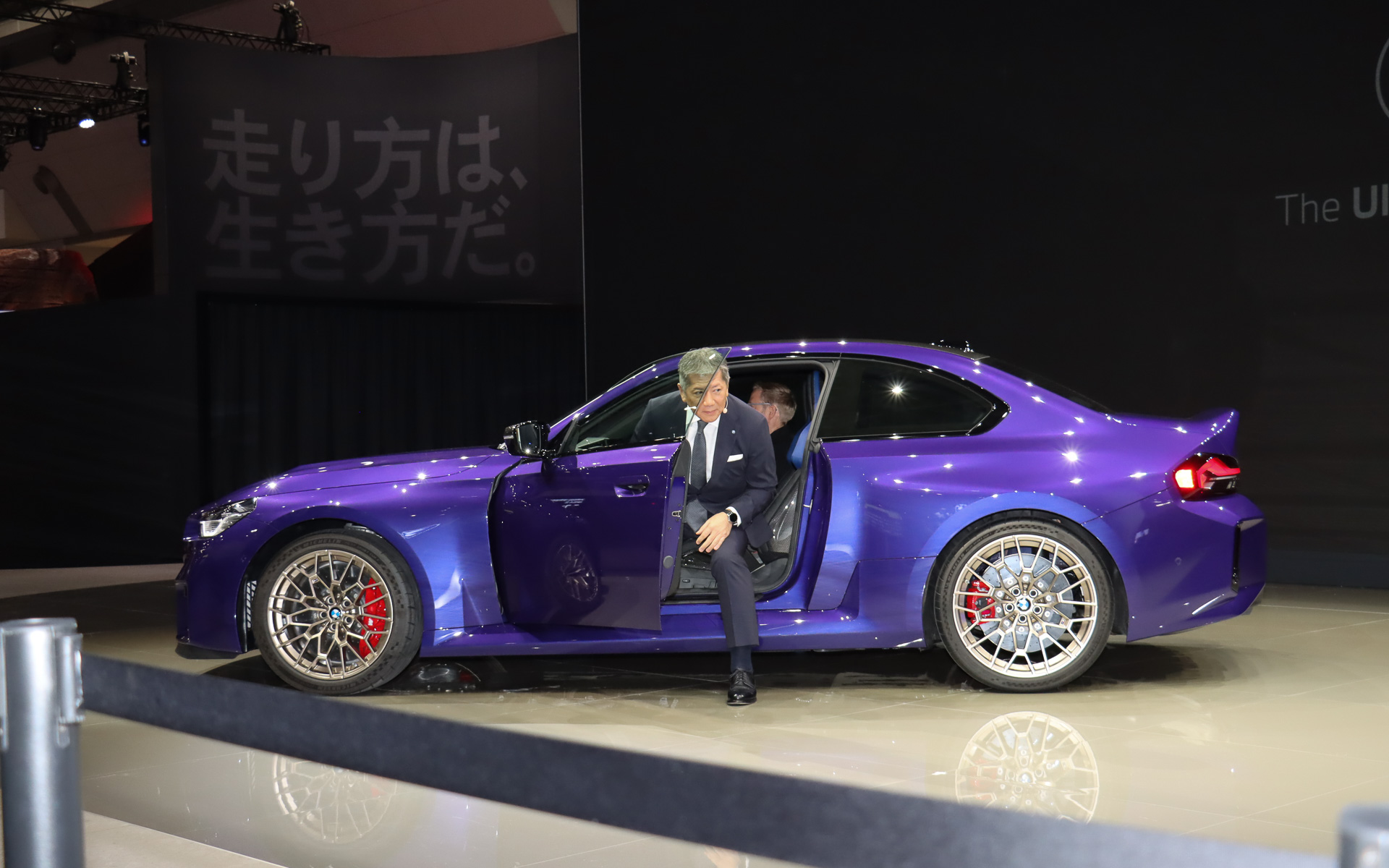 長谷川社長は同日から受注を開始した新しい限定車であるM2 CSに乗ってステージに登場