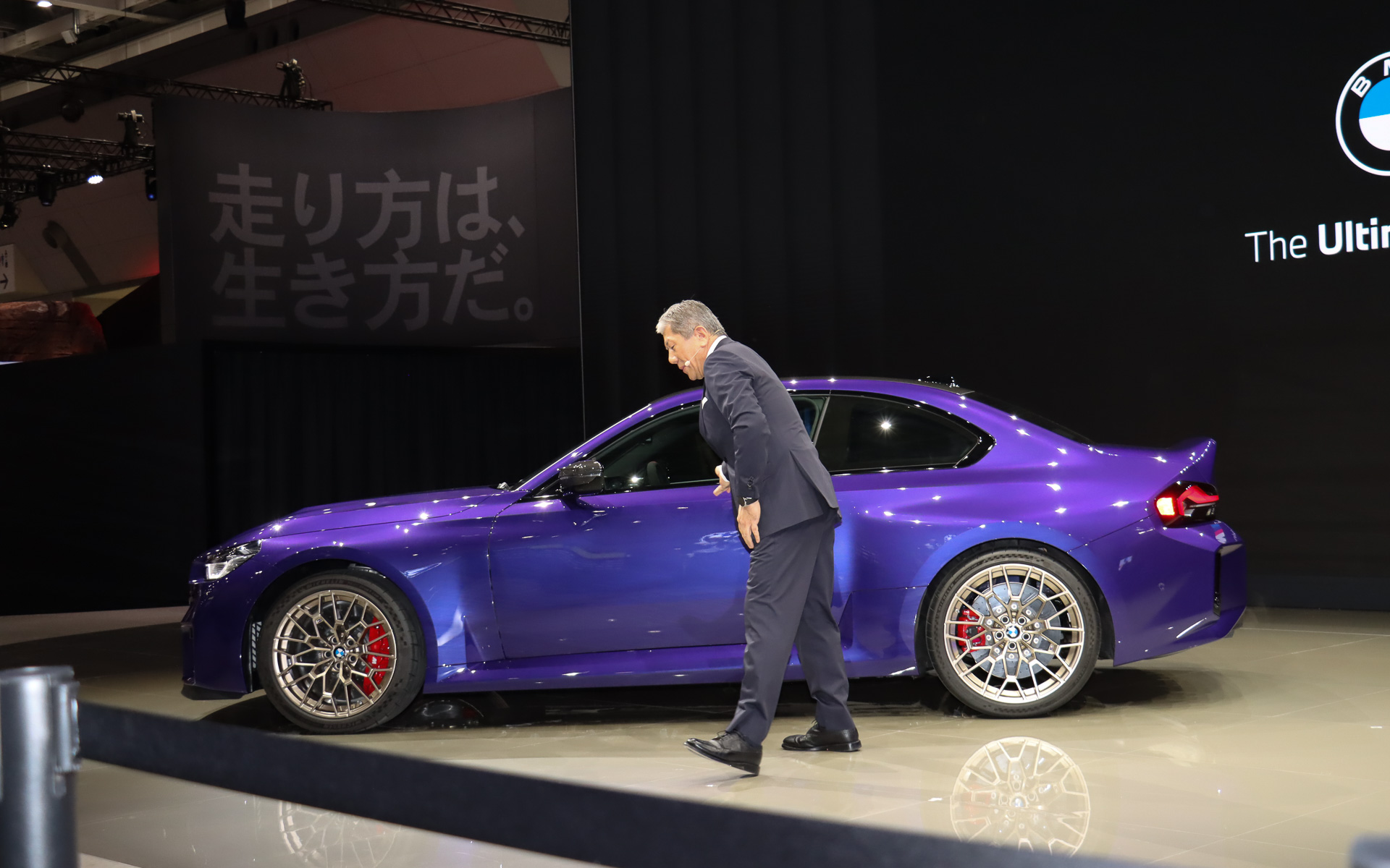 長谷川社長は同日から受注を開始した新しい限定車であるM2 CSに乗ってステージに登場