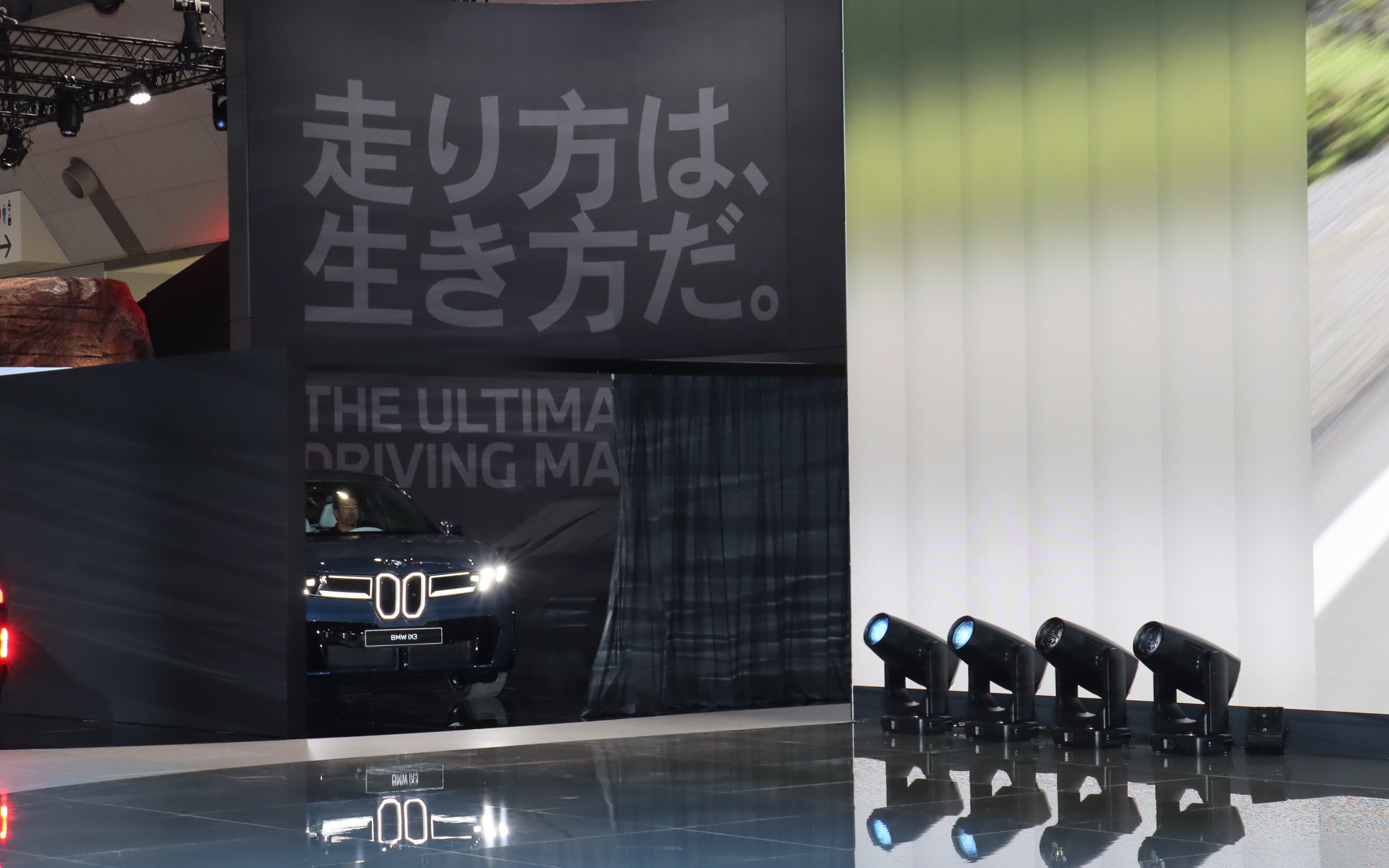 M2 CSとは逆サイドから新型iX3が登場した