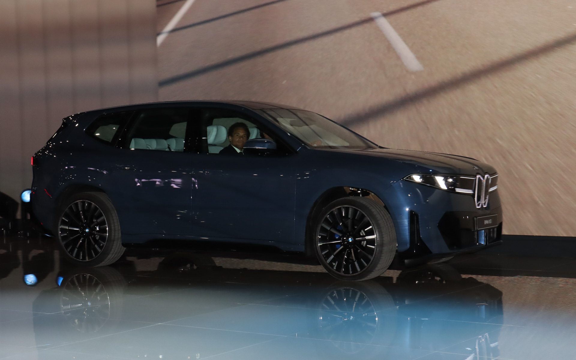 M2 CSとは逆サイドから新型iX3が登場した