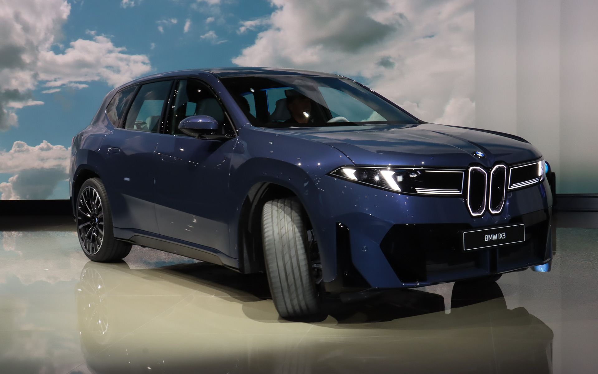 M2 CSとは逆サイドから新型iX3が登場した