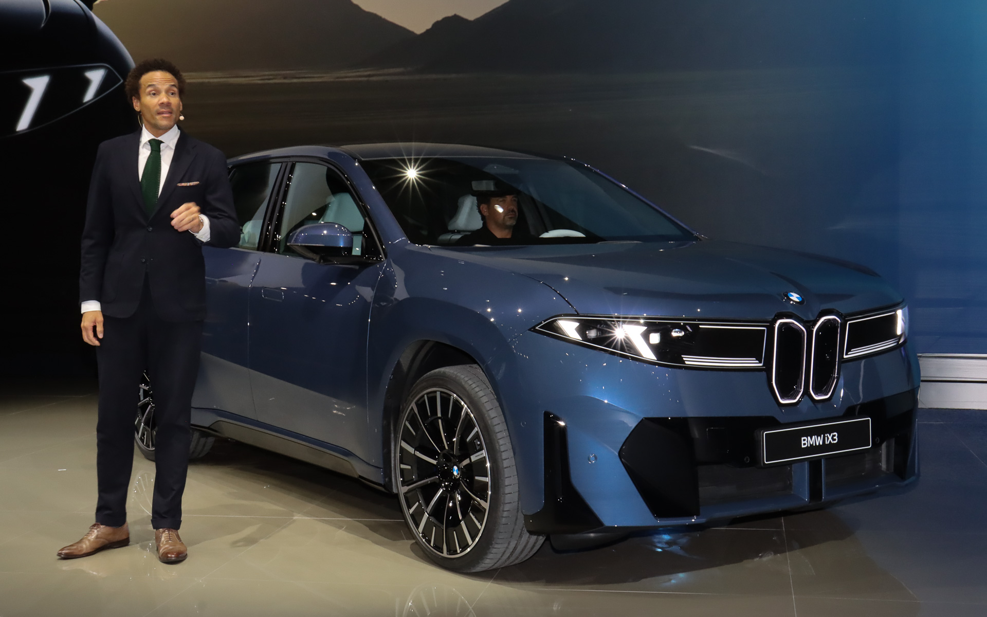 新型iX3のデザインについて解説するハイルマー氏