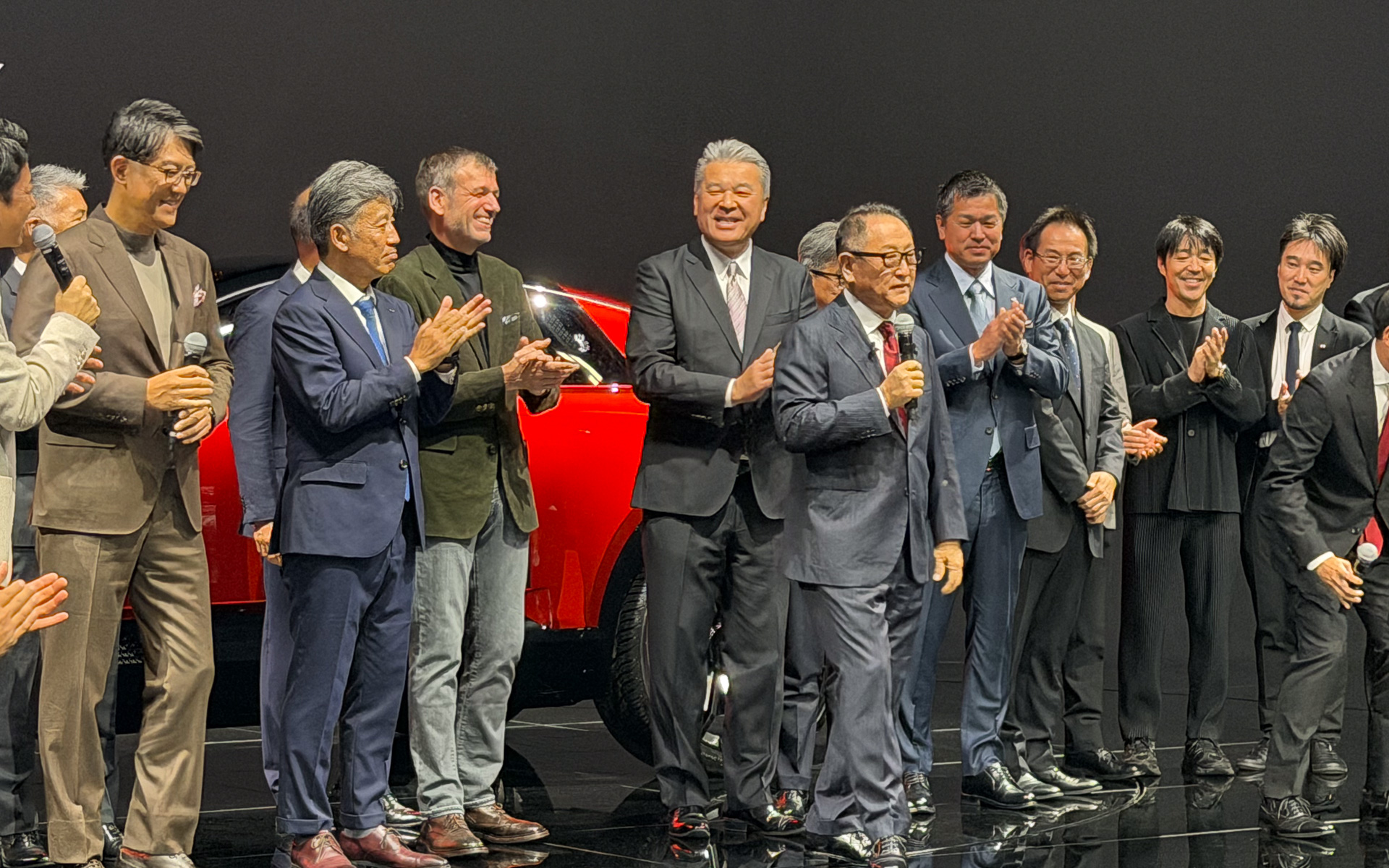 クルマ作りを一緒にする仲間とともに