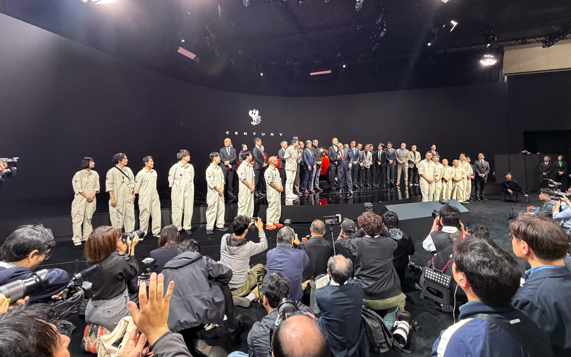 仲間を呼び込み、聴衆にあいさつ