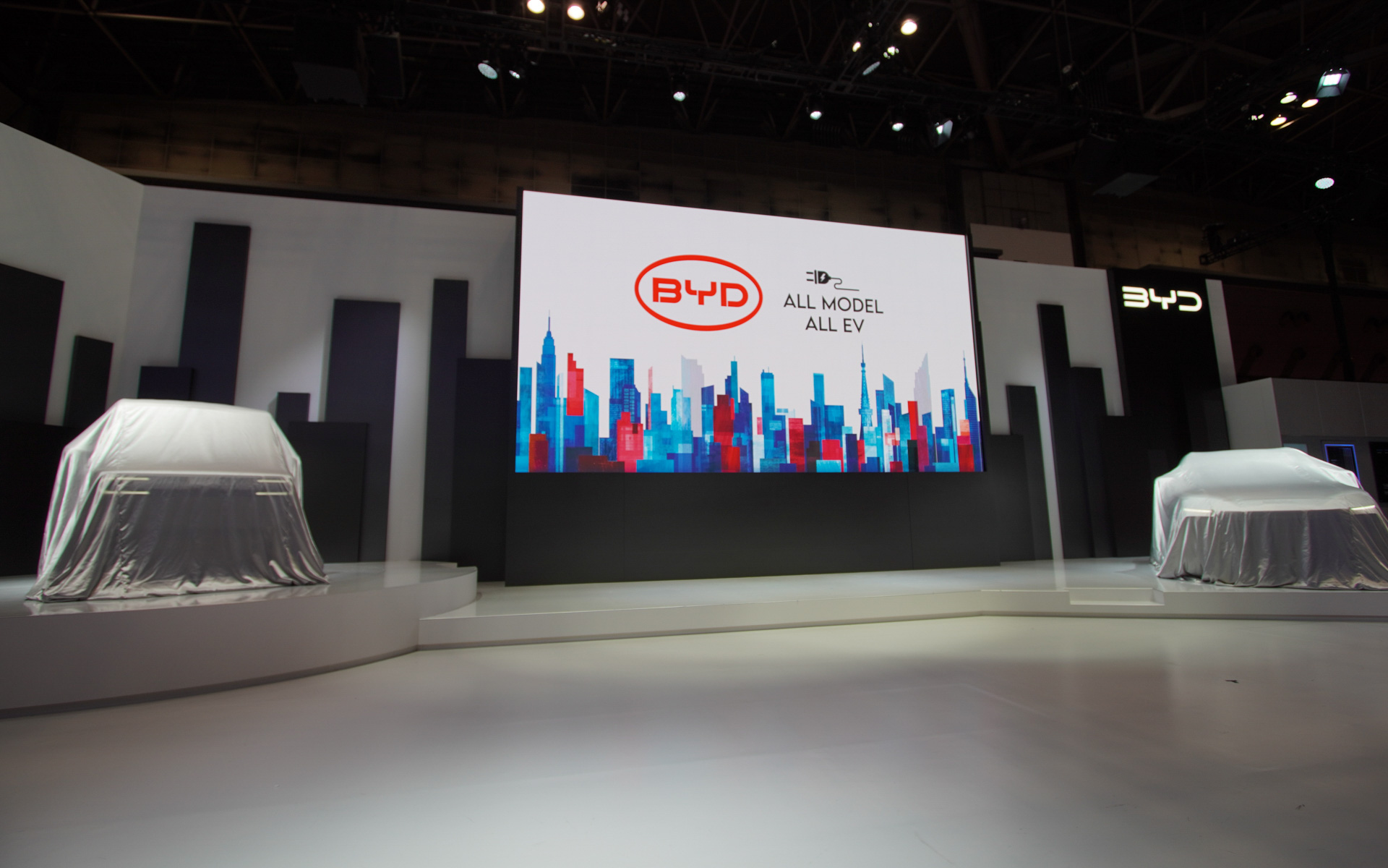 アンベールを待つ軽EVの「RACCO」と、スーパーハイブリッドの「SEALION 6」