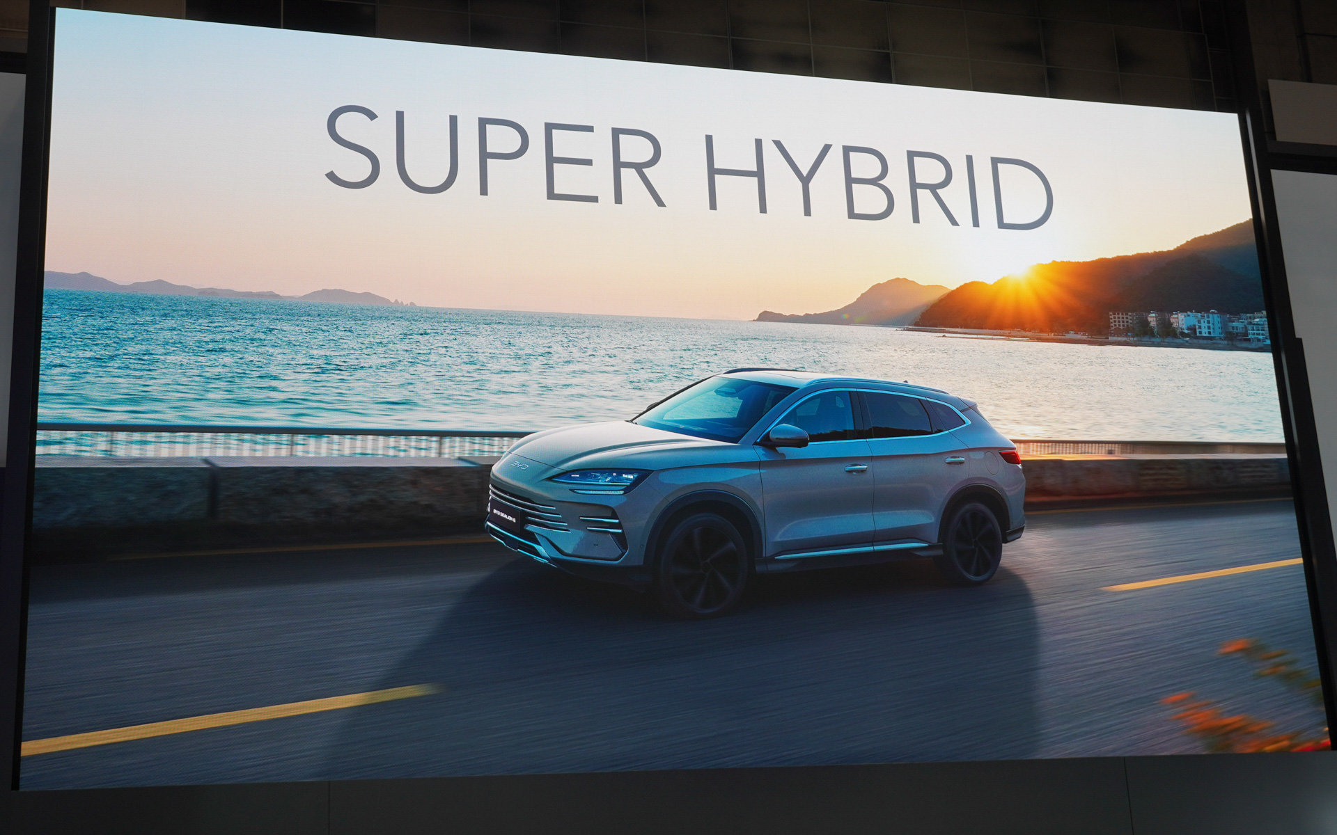 わかりやすく「スーパーハイブリッド」と呼んでPHEVを訴求する