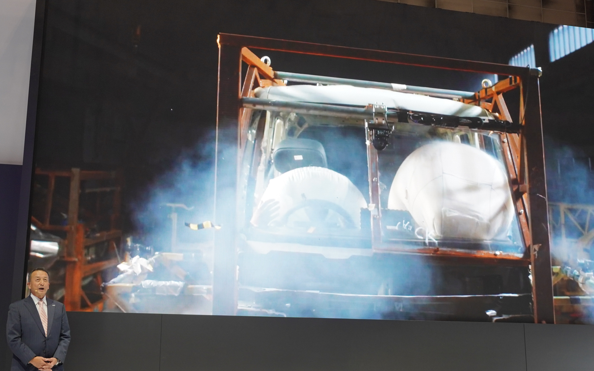 RACCOのエアバッグが展開したところ