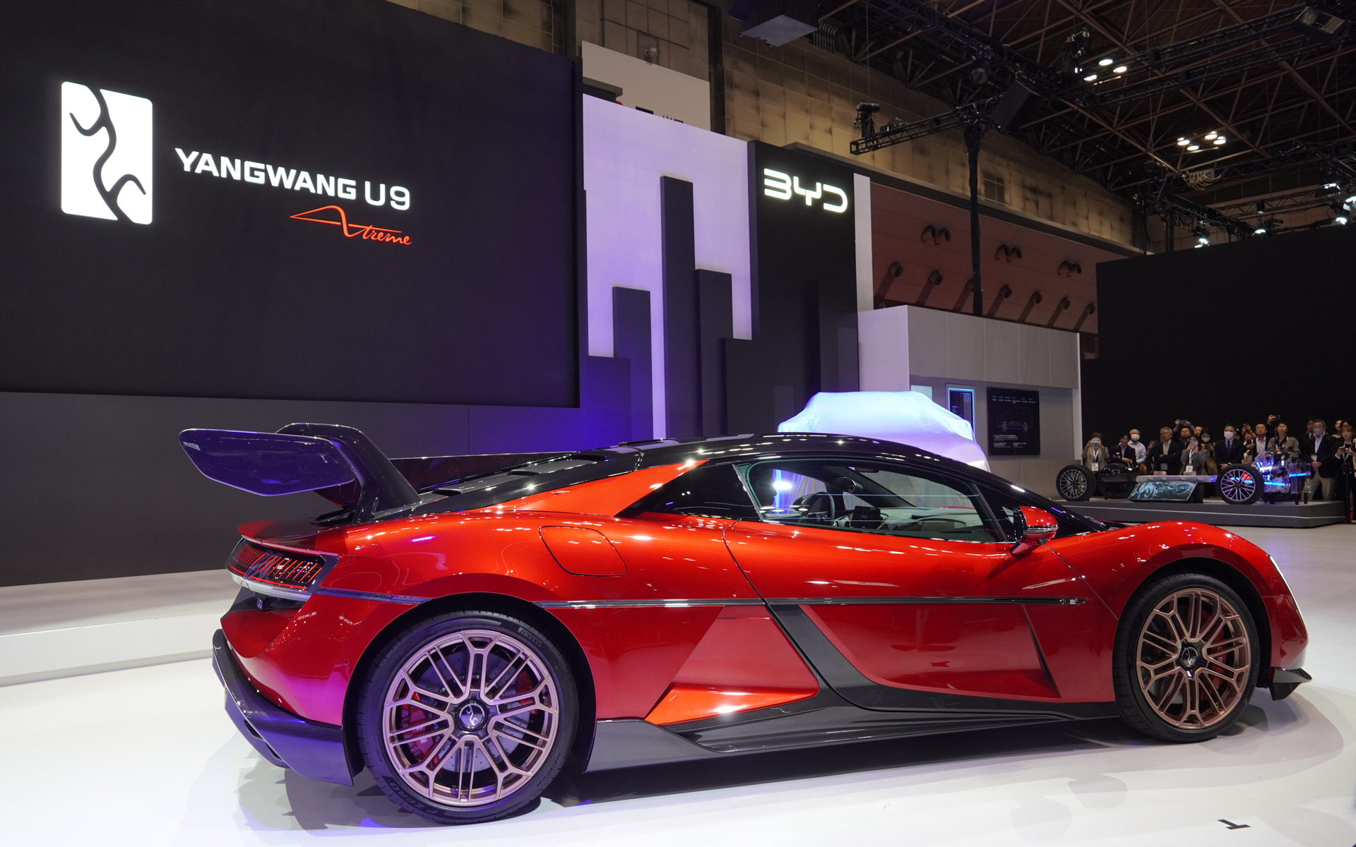 プレスカンファレンスに登場した「YANGWANG U9 Xtreme」がダンスを披露。BYD JAPAN株式会社 代表取締役社長 劉学亮氏が助手席から降り立った