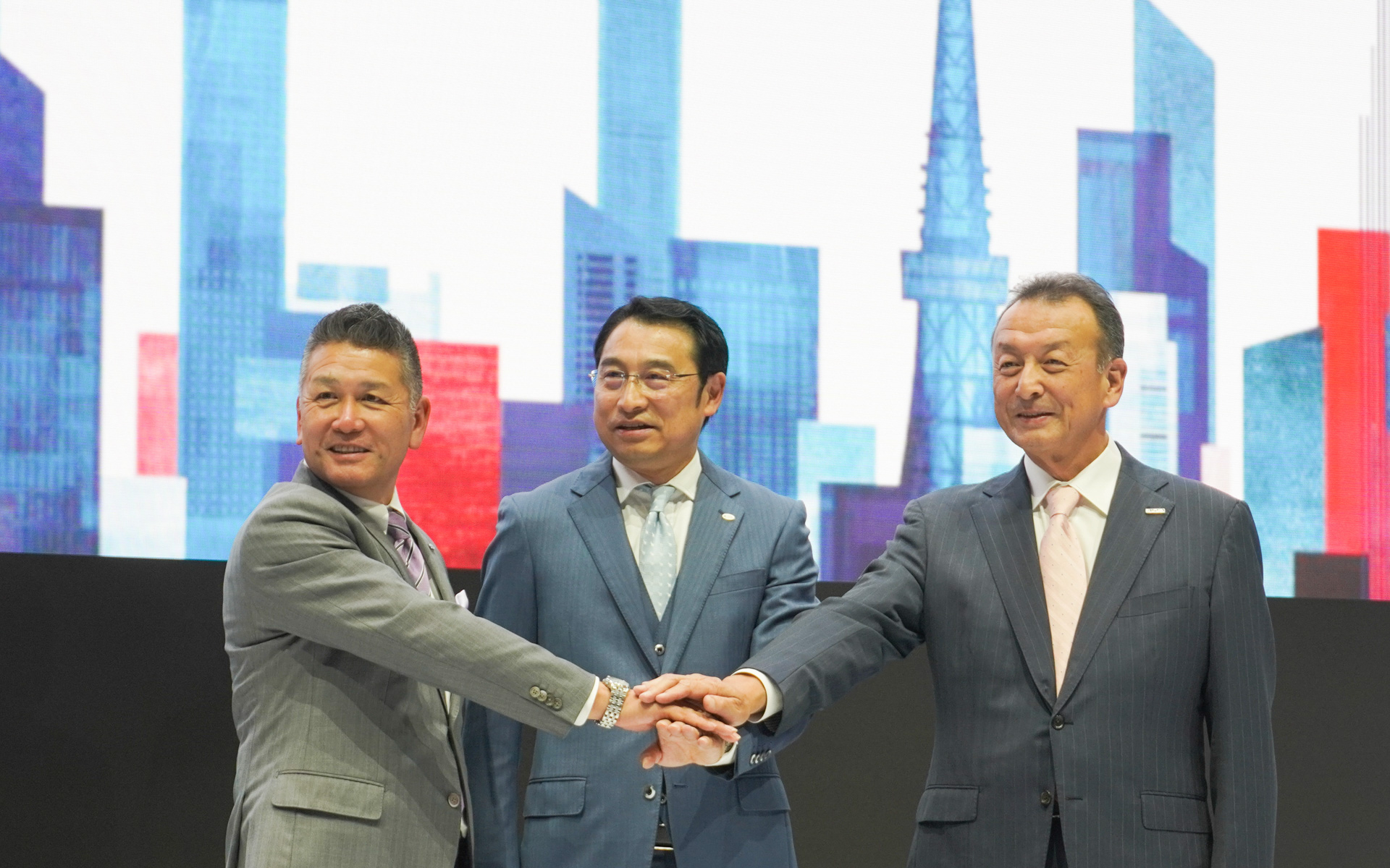 BYDのプレスカンファレンスに登壇した、左からBYD JAPAN 株式会社 執行役員副社長 石井澄人氏、BYD JAPAN 株式会社 代表取締役社長 劉学亮氏、BYD Auto Japan株式会社 代表取締役社長 東福寺厚樹氏、