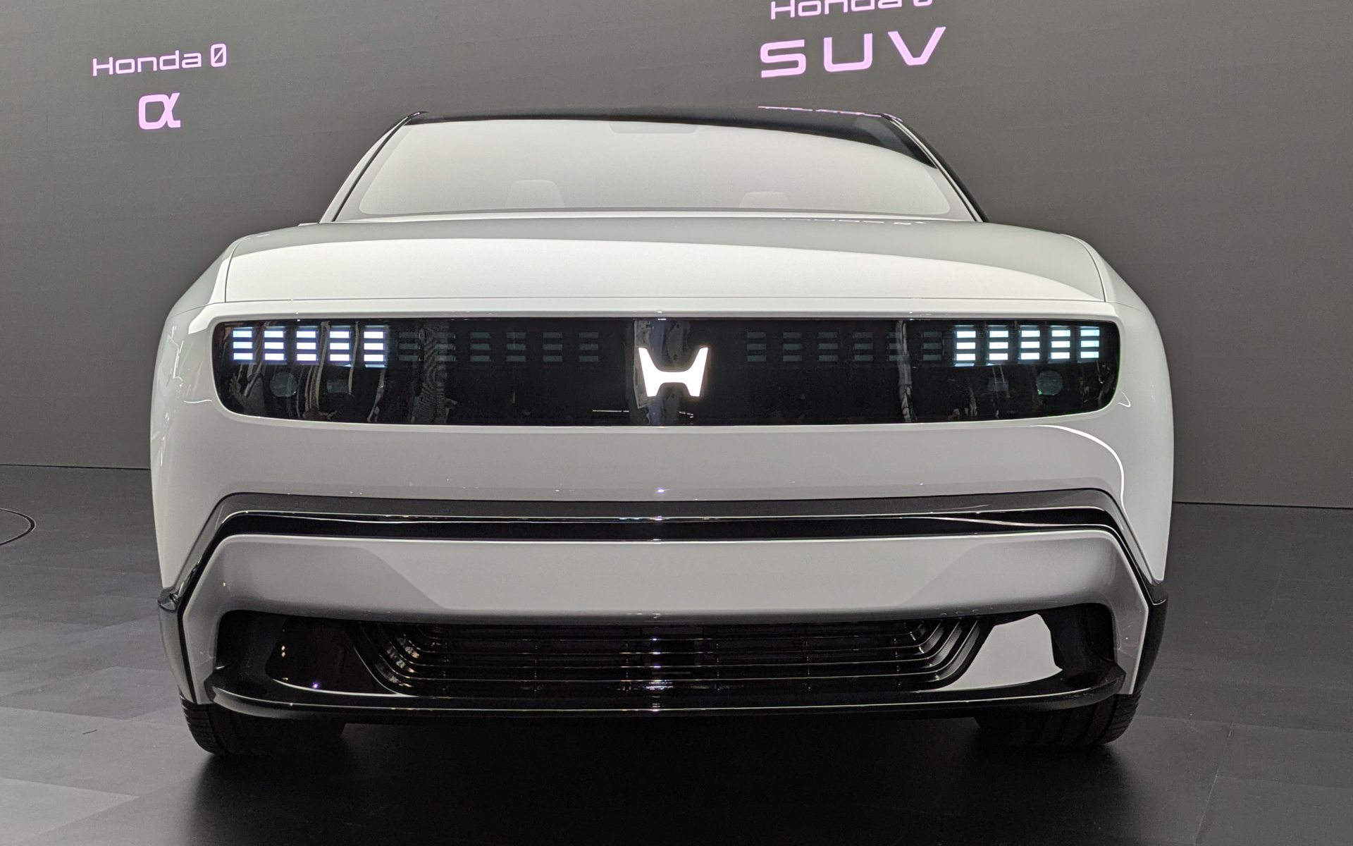 フロントグリルは新時代の「H」マークを備えるほか、デイタイムランニングライトやヘッドライトを備える