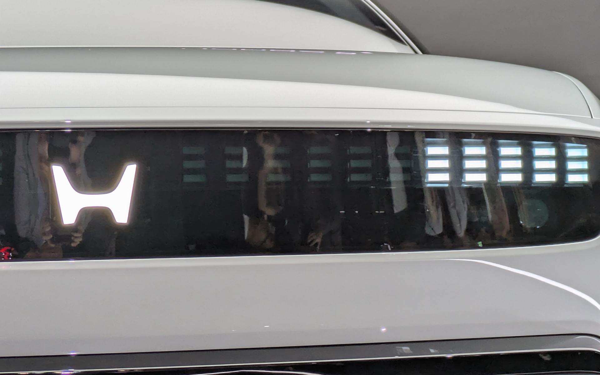 白い四角の5×3のデイタイムランニングライトは、ウィンカー作動時には中心から外側へながれるシーケンシャルタイプのウィンカーとなる。中心部の四角はデザインとして置いてあり発光はしないとのこと