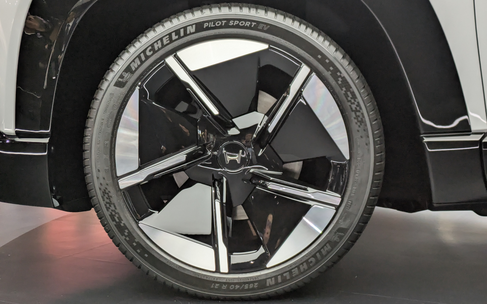 展示車の装着タイヤはミシュランの「パイロットスポーツEV」でサイズは265/40R21