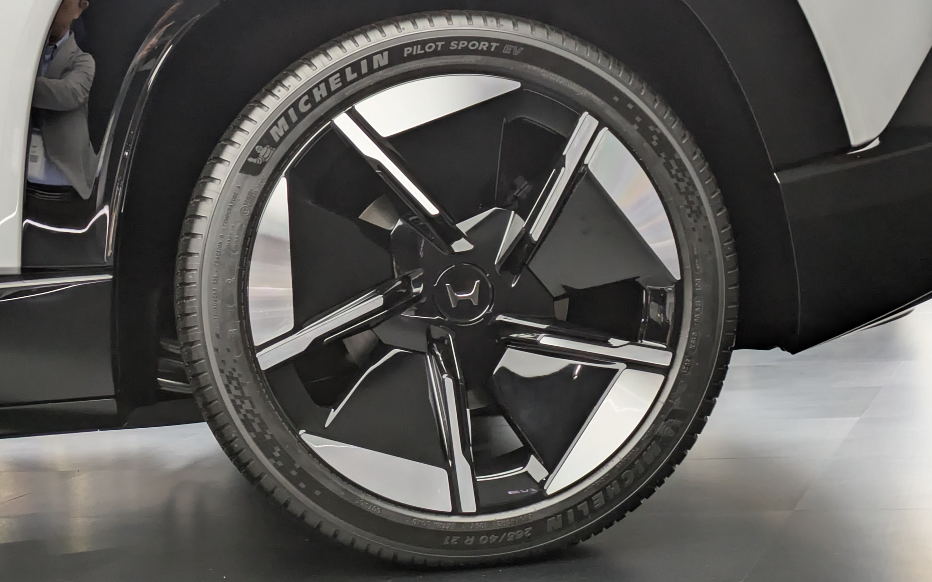 展示車の装着タイヤはミシュランの「パイロットスポーツEV」でサイズは265/40R21