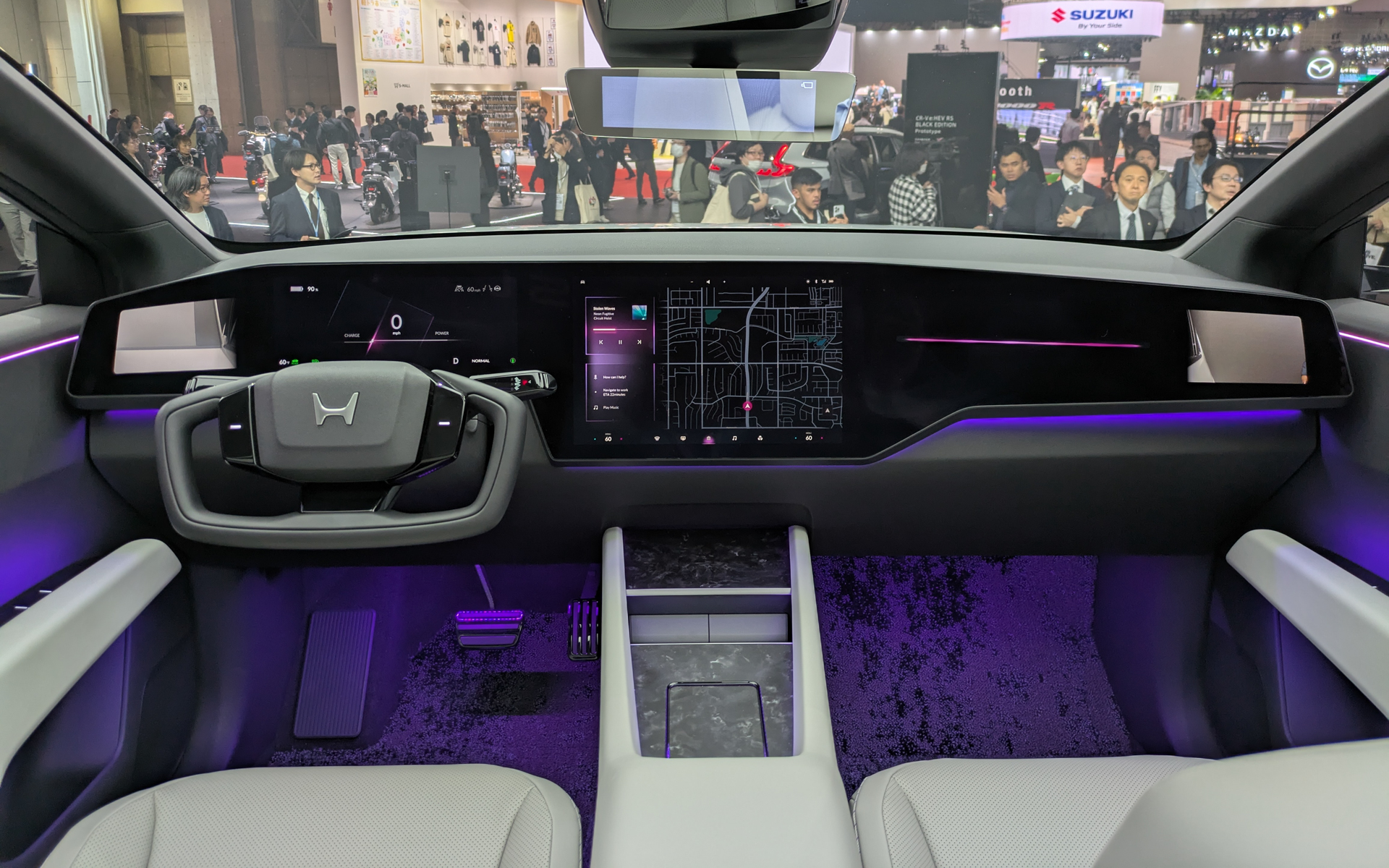 コクピットは水平基調で視界が開けている