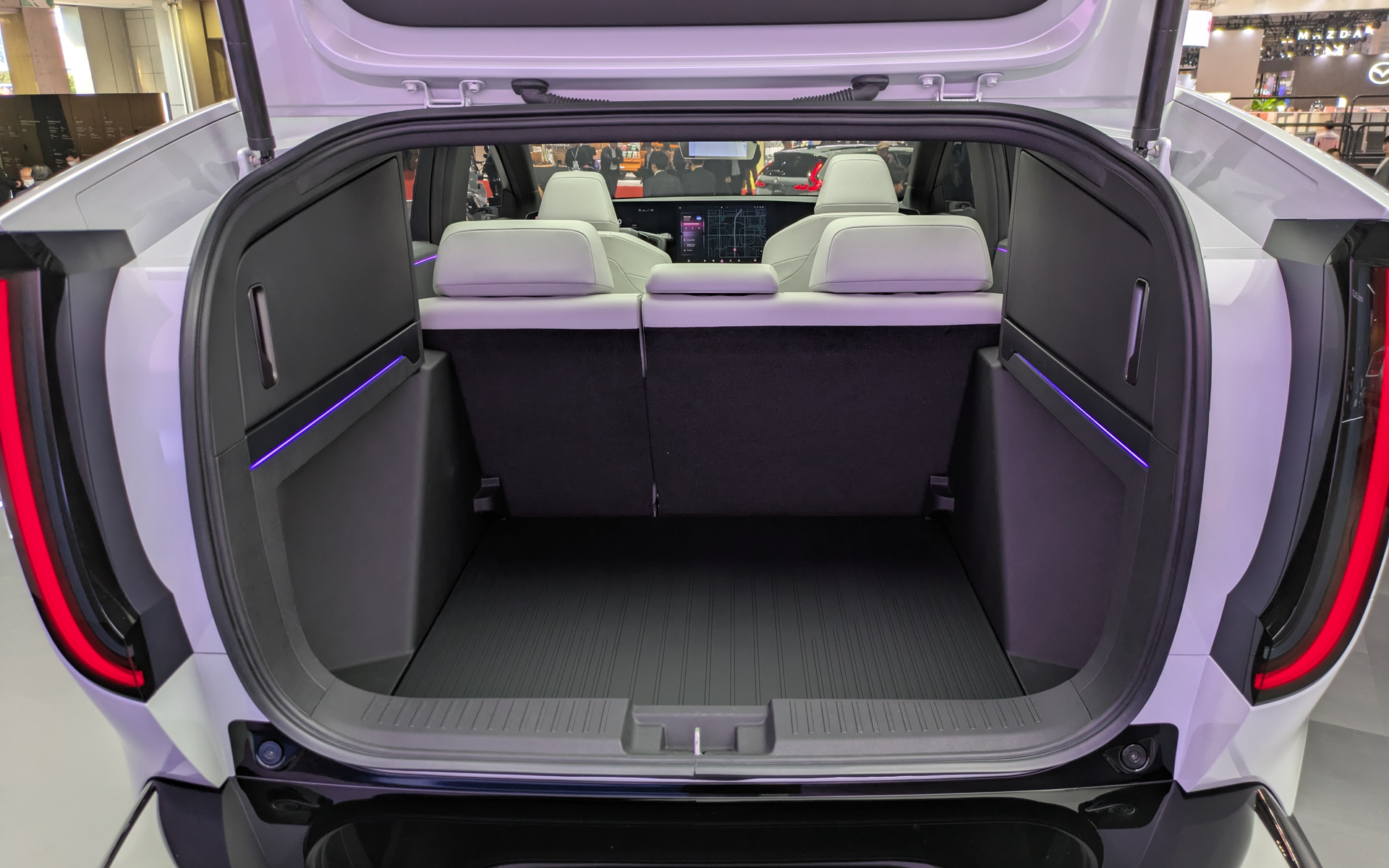 広々として深さのあるラゲッジスペース