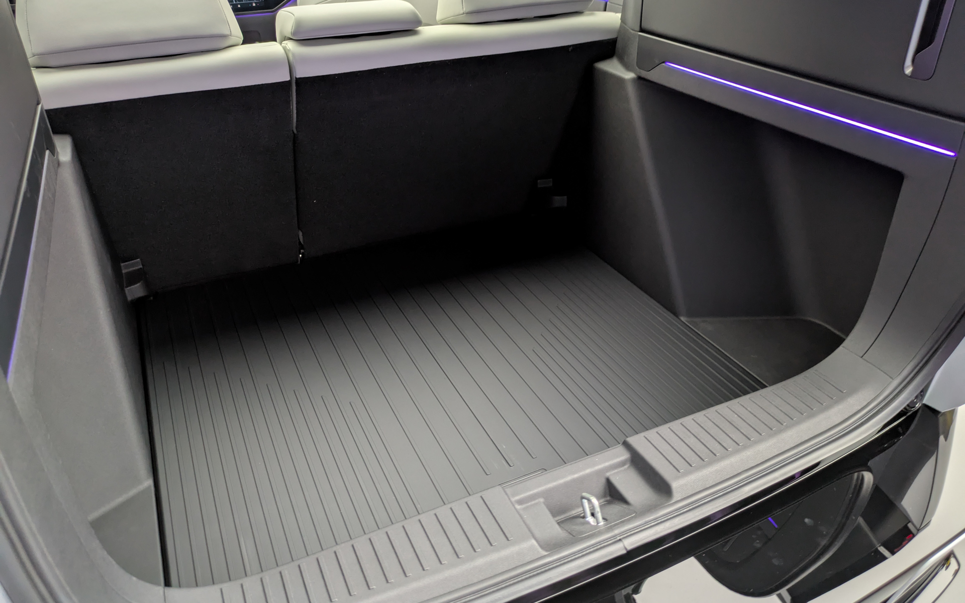 広々として深さのあるラゲッジスペース