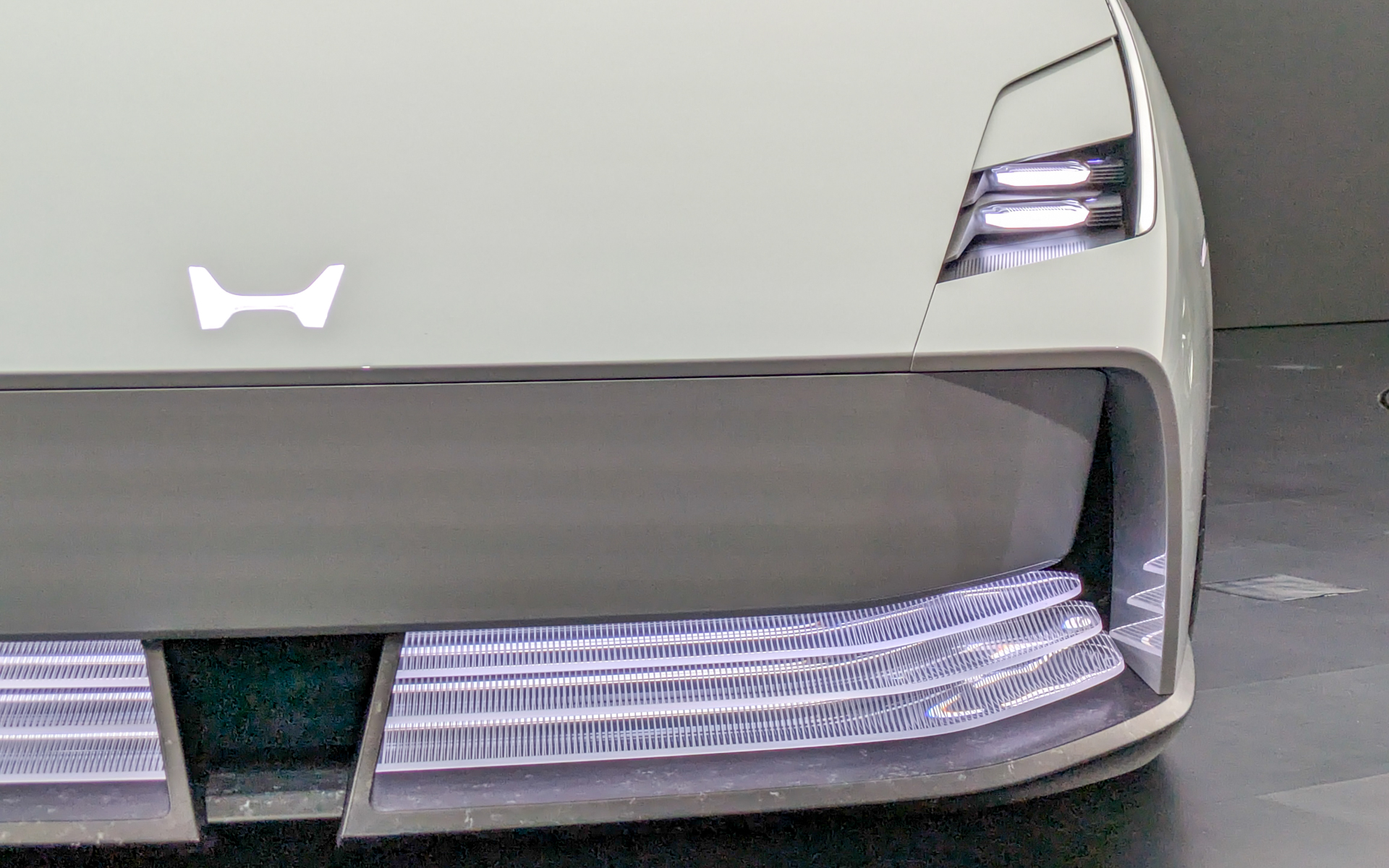 電動カバーがスライドしてヘッドライトが点灯する