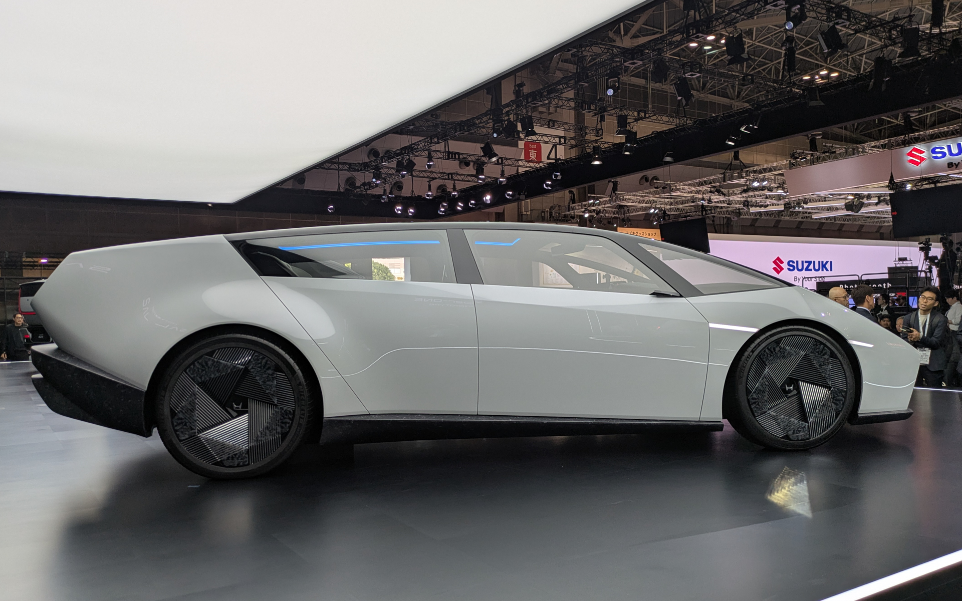 低い全高と長いホイールベースが特徴の「Honda 0 サルーン」