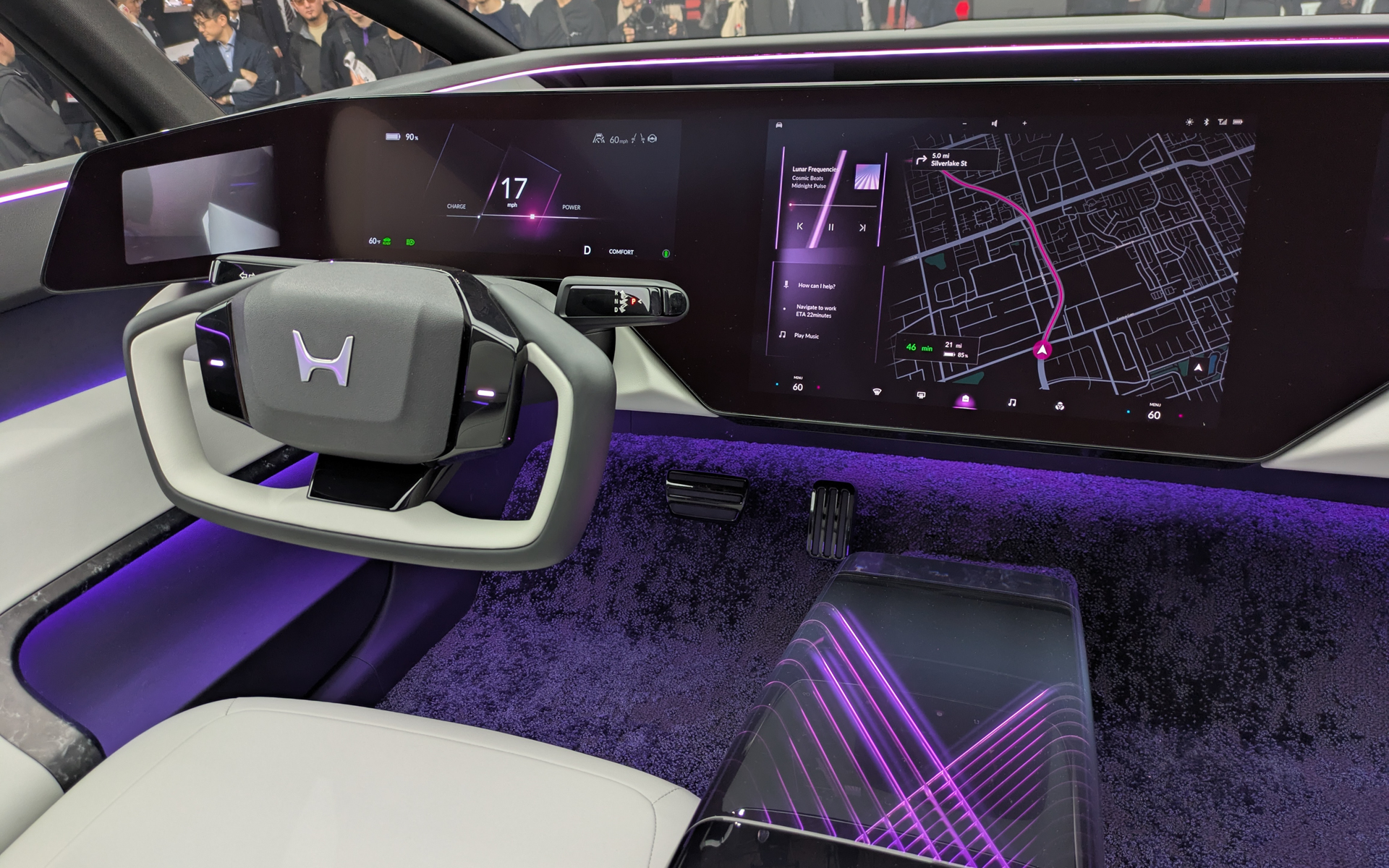 コクピットまわり。横長の大型ディスプレイを搭載し、左右の端はサイドミラーの位置にあるカメラの映像を投影する