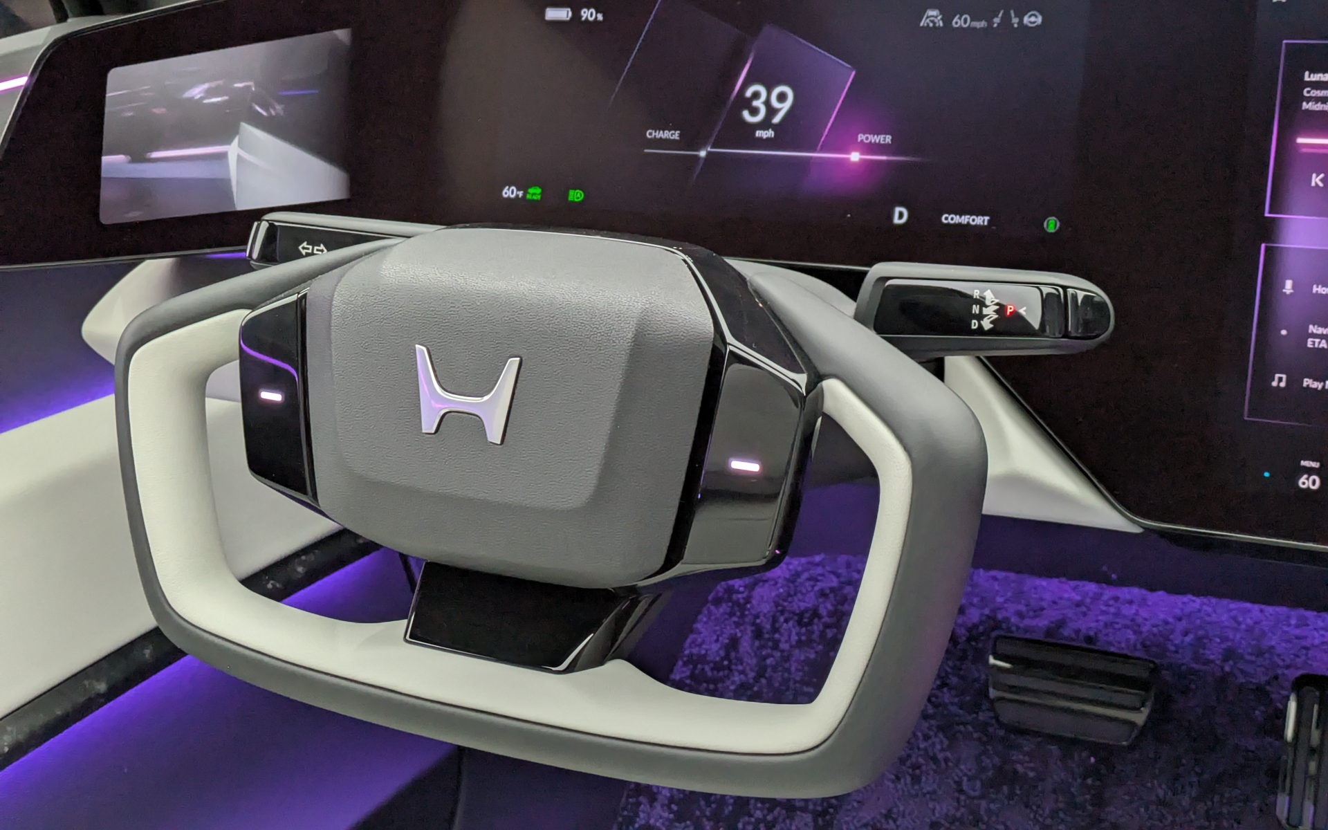 異形ステアリングを採用