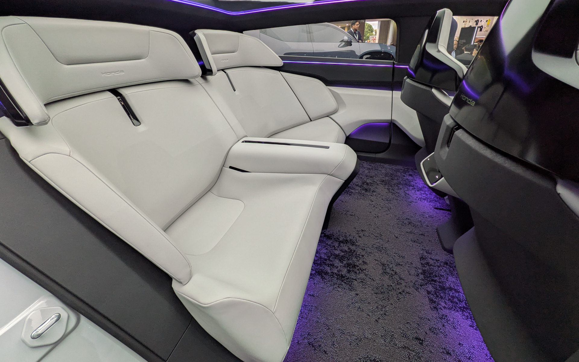 後席は広々としてゆくりっとリラックスできるスペースを確保している