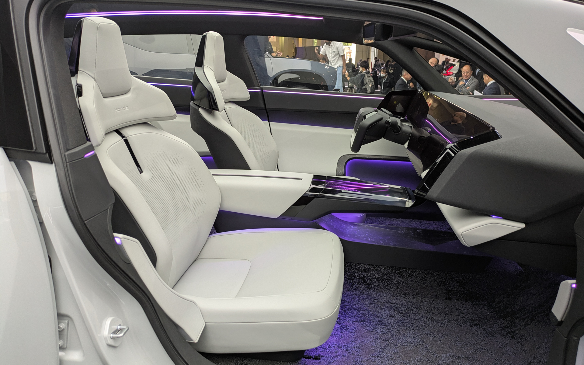 大きなヘッドレストの前席