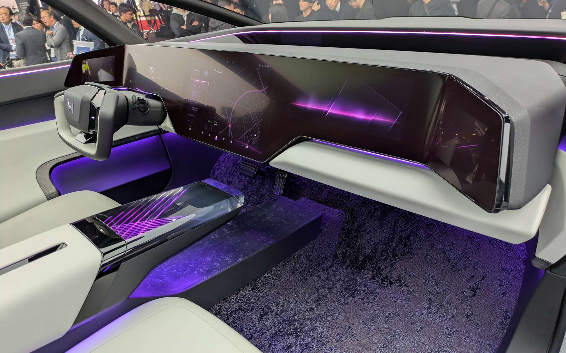 コクピットまわり。横長の大型ディスプレイを搭載し、左右の端はサイドミラーの位置にあるカメラの映像を投影する