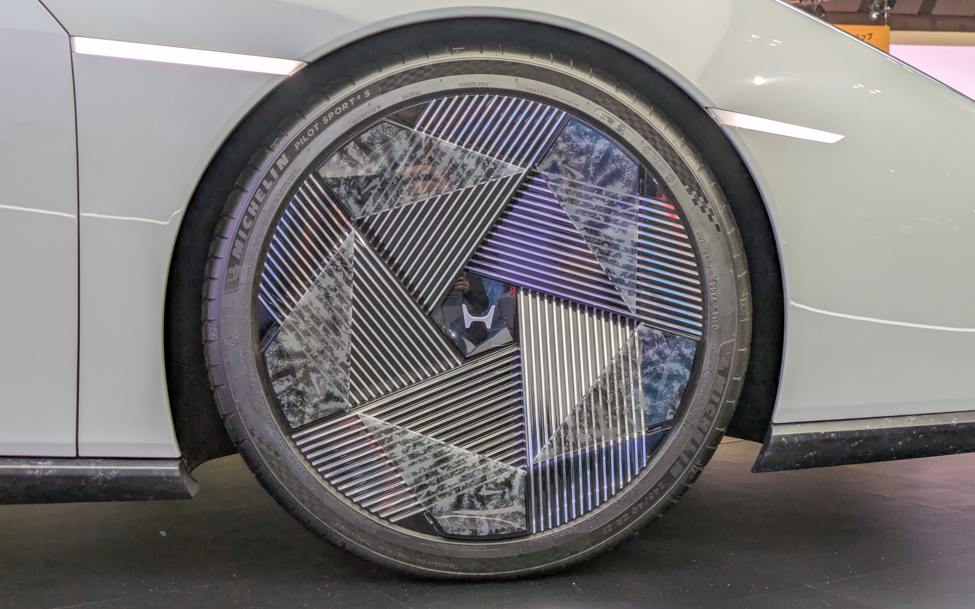 展示車の装着タイヤはミシュランの「パイロットスポーツ4S」で、サイズは245/40R21