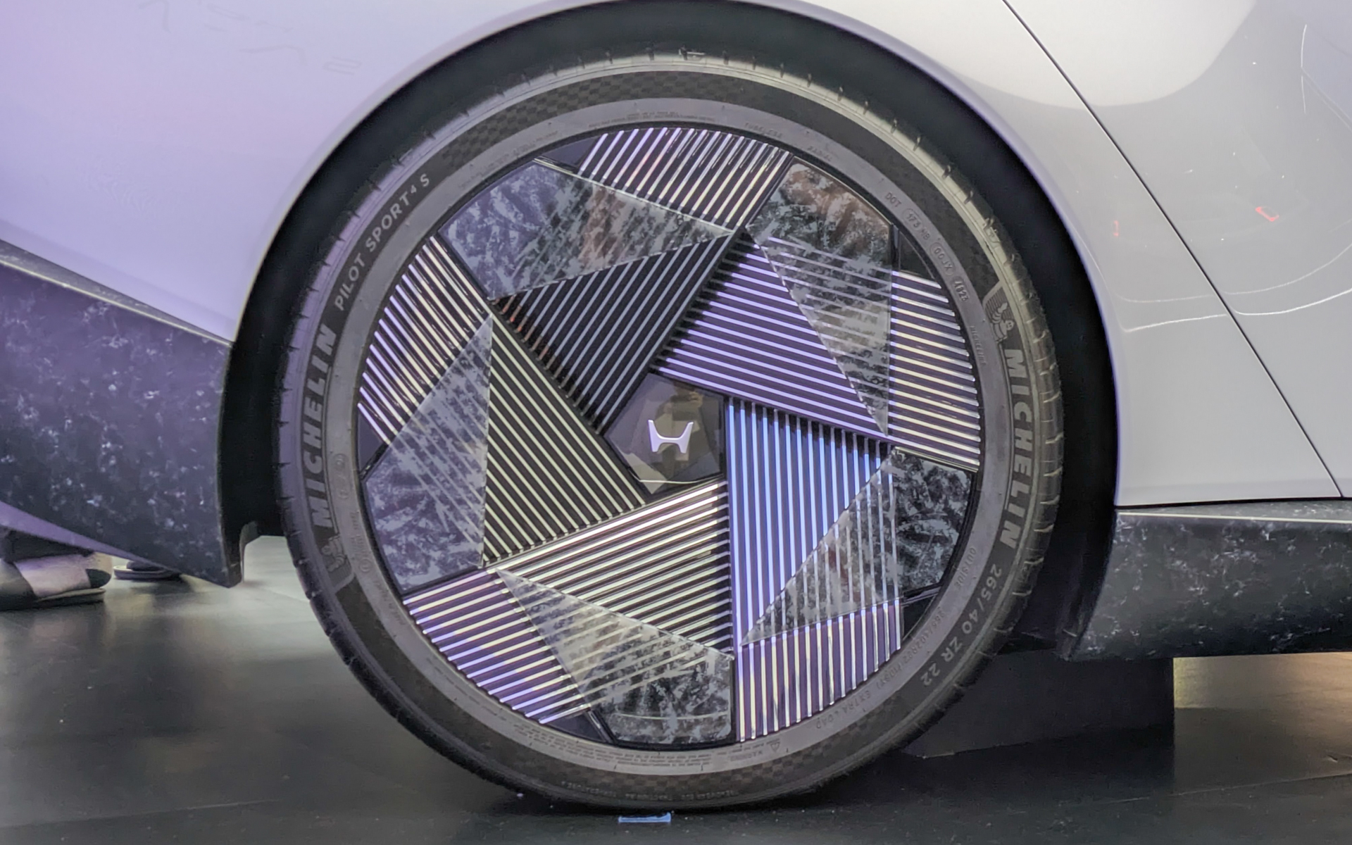 展示車の装着タイヤはミシュランの「パイロットスポーツ4S」で、サイズは245/40R21