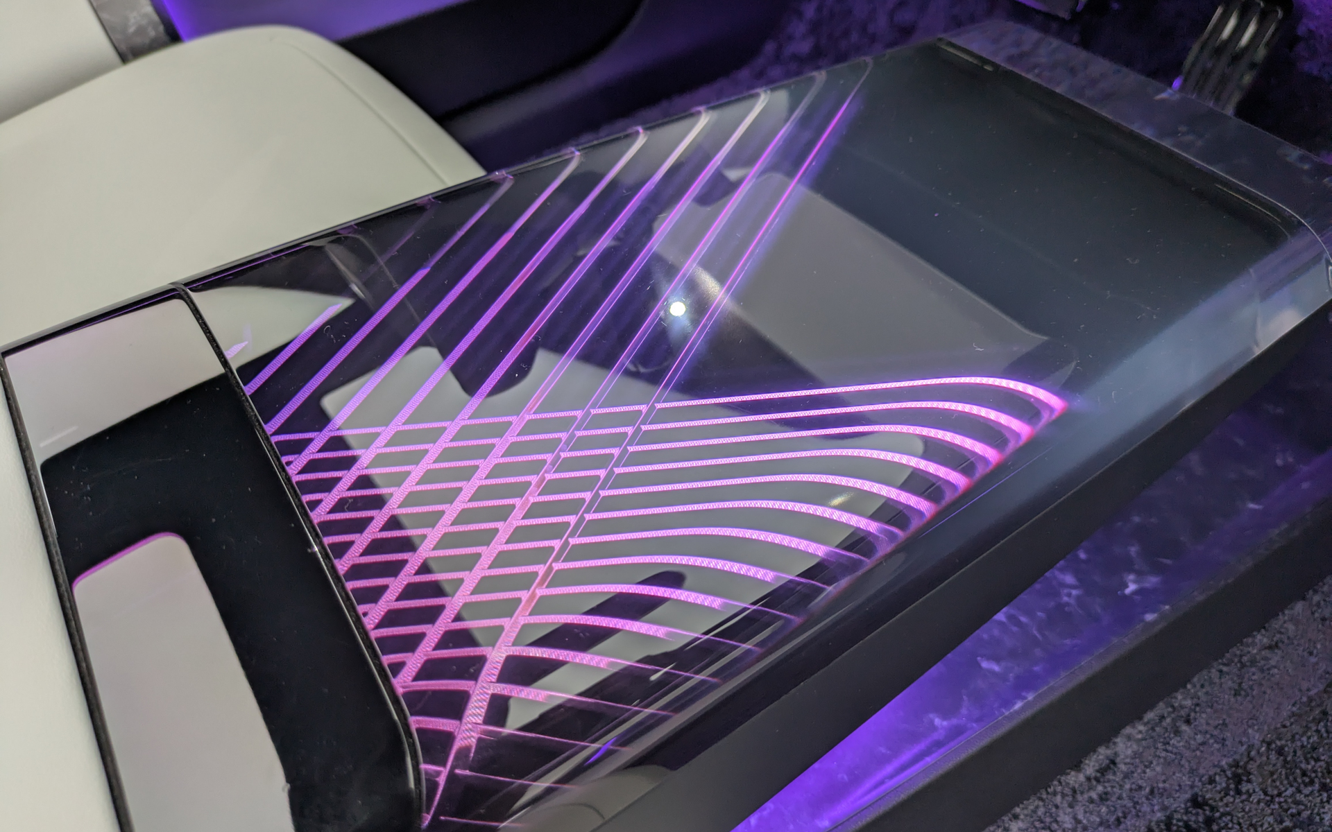 センターコンソール部分はクルマとコミュニケーションを取っているようなシーンを表現したという