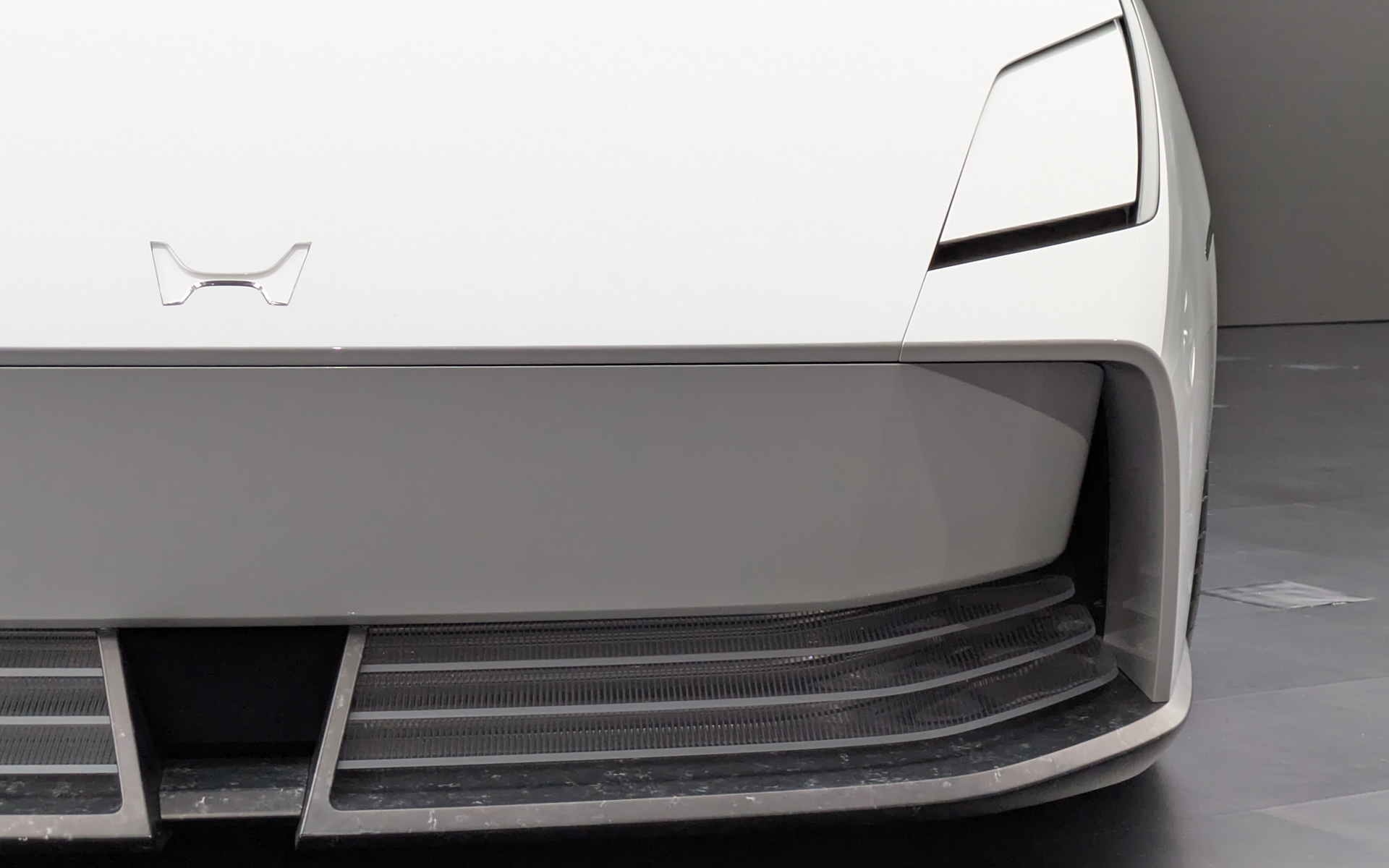 電動カバーがスライドしてヘッドライトが点灯する