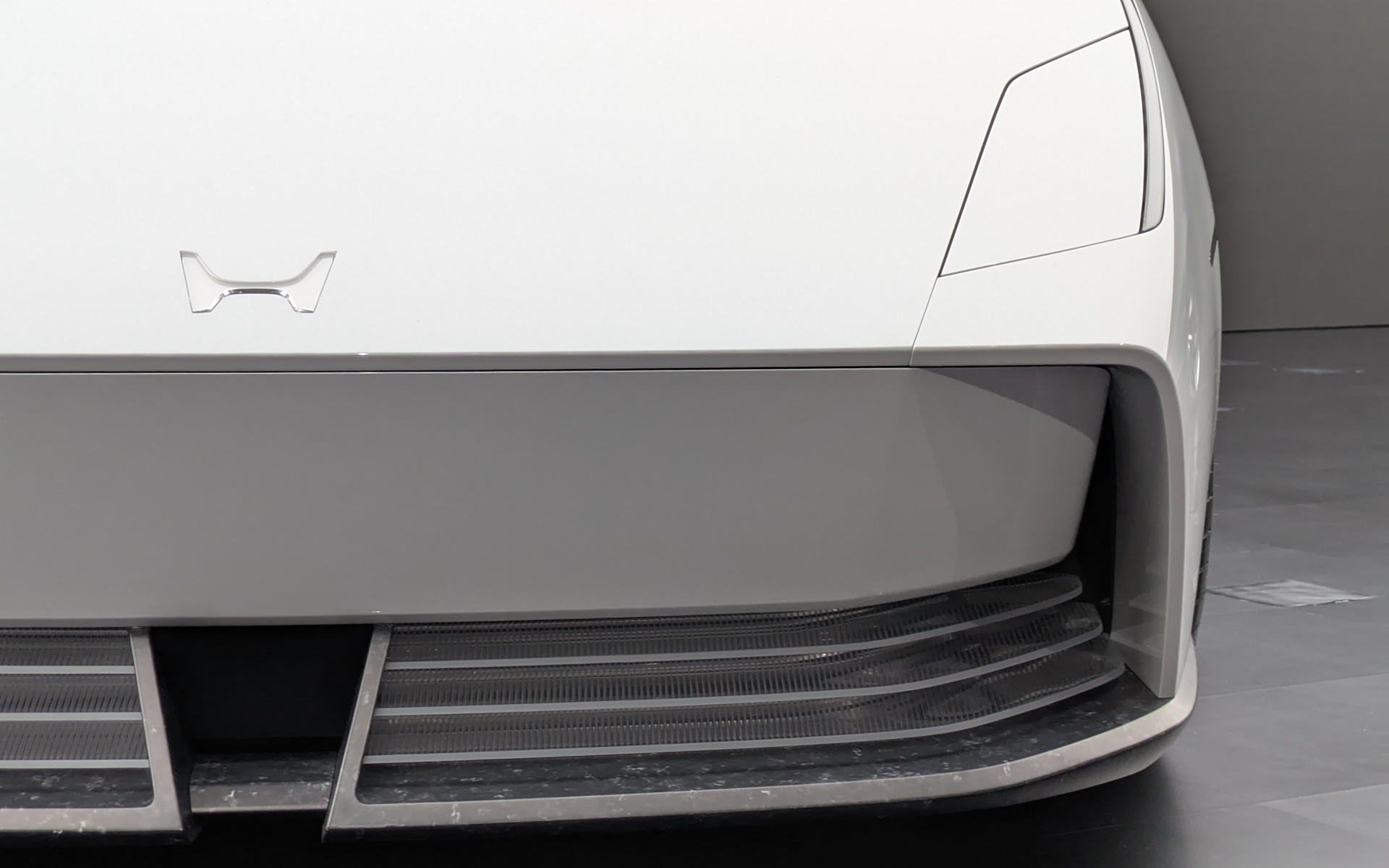 ヘッドライトは電動カバーを設けた格納式を採用