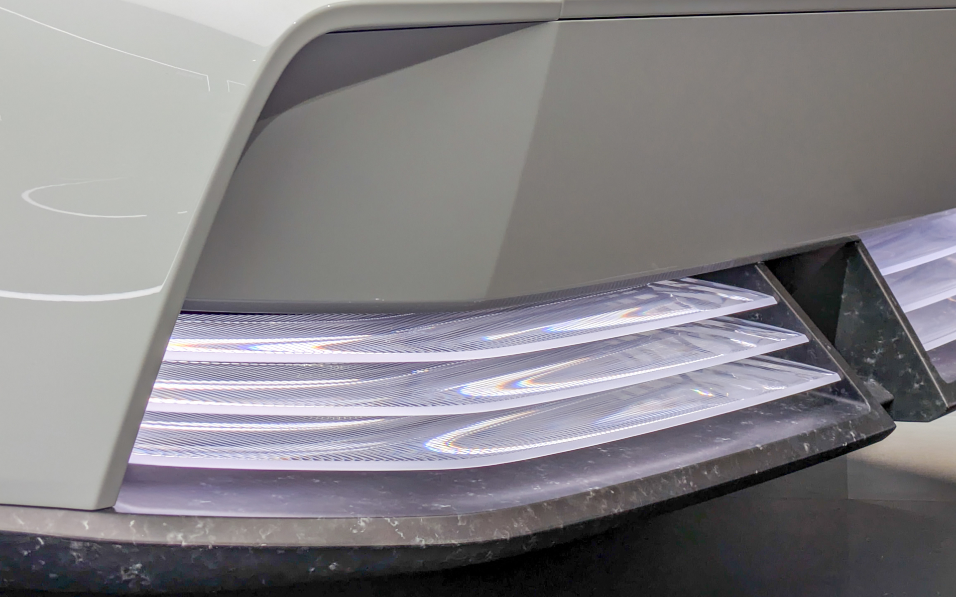 フロントグリル下部の水平フィンは発光する