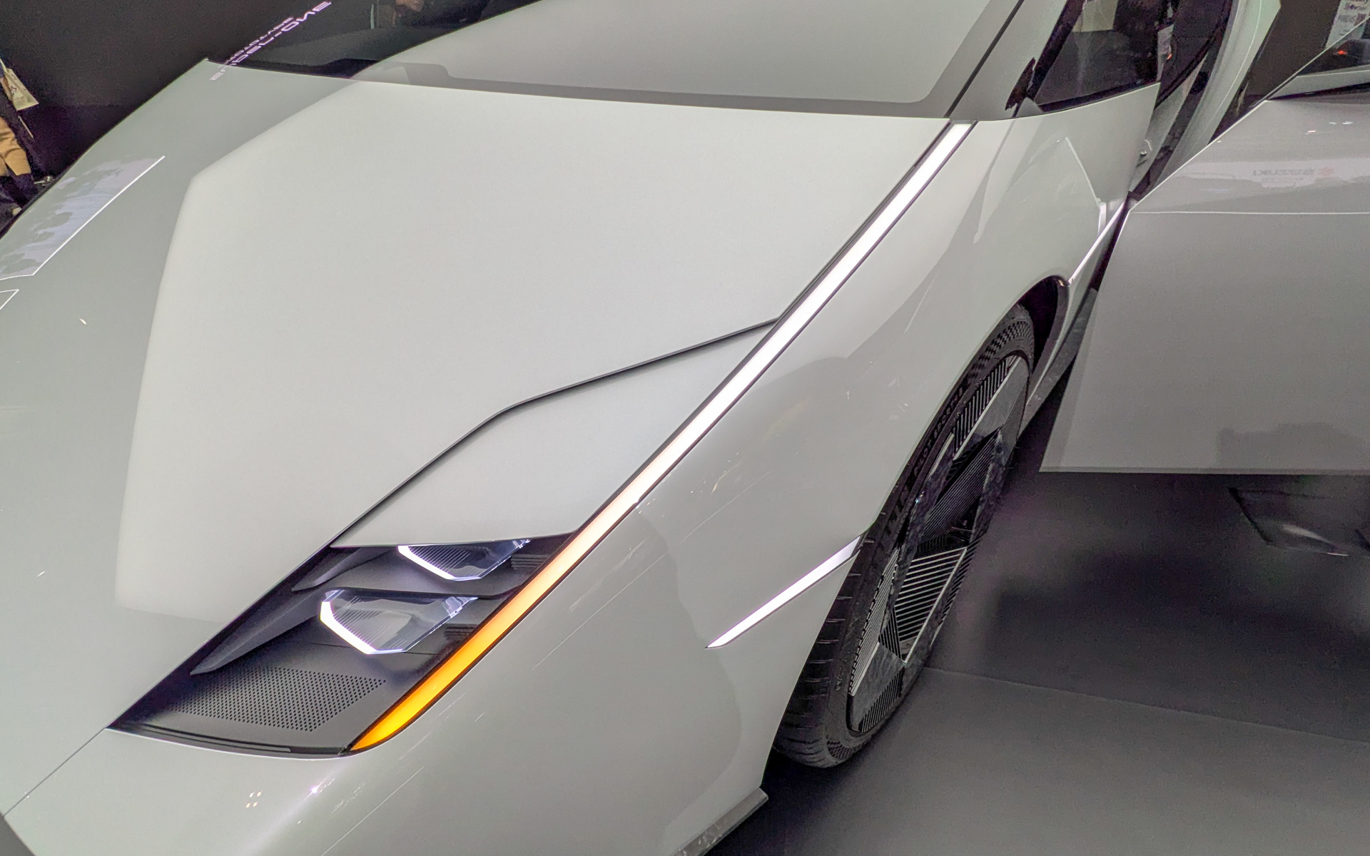 ウィンカーはボンネットとフェンダーの隙間に配置し、下から上へ流れるように点灯するシーケンシャルタイプを採用