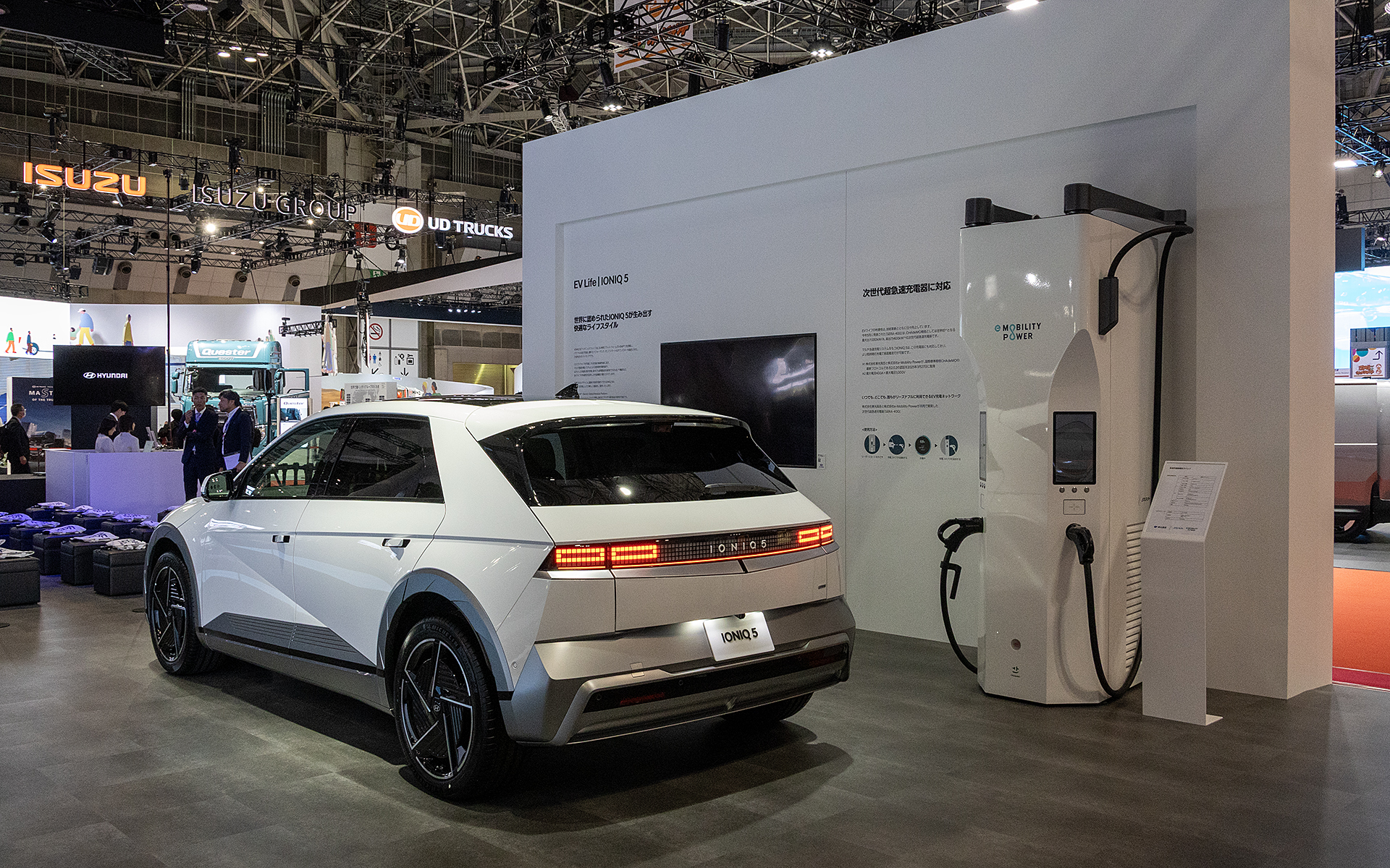 今後導入予定の急速充電器の展示もあった。こちらは最大総出力400kW