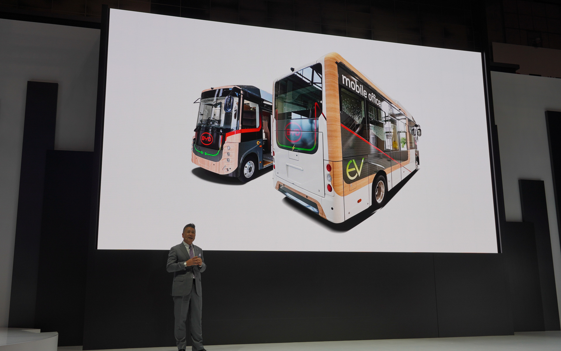 小型バスのJ6は内装を移動オフィスとして提案