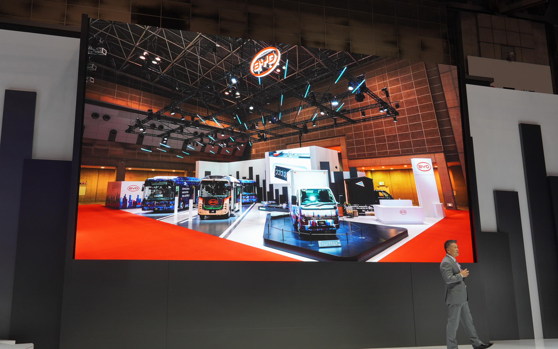 BYDのプレスカンファレンスに登壇した商用車を担当するBYD JAPAN 株式会社 執行役員副社長 石井澄人氏