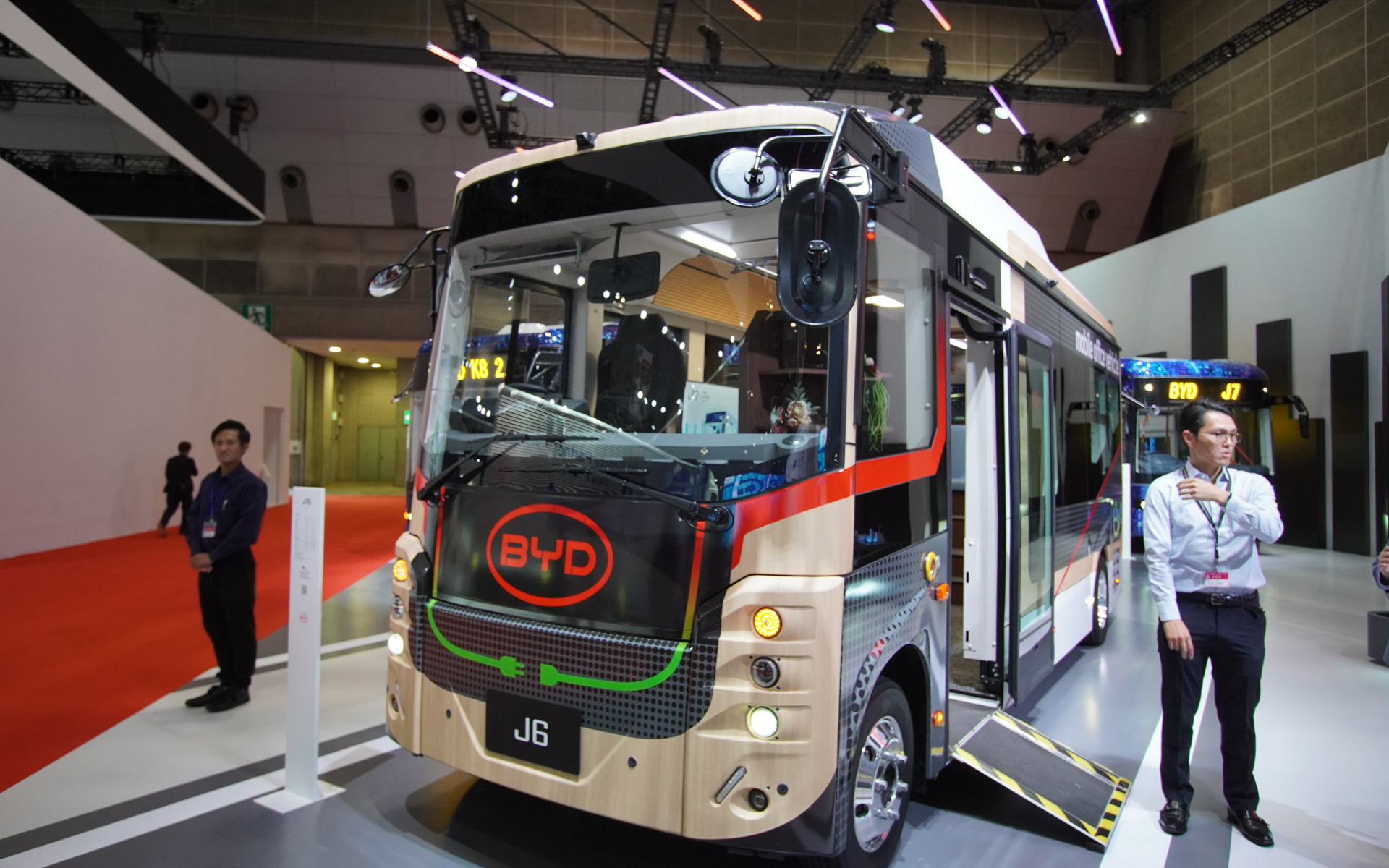 小型電気バスのJ6。今回は移動オフィスのコンセプトモデル