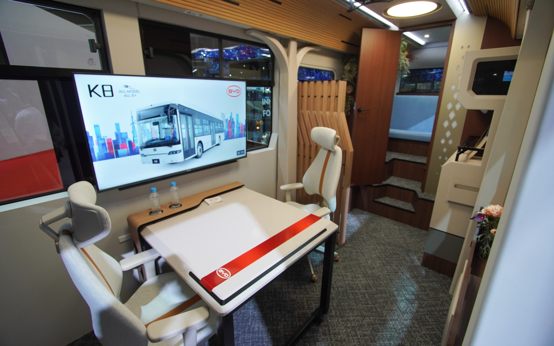 室内では、少し狭いオフィス空間のようになった