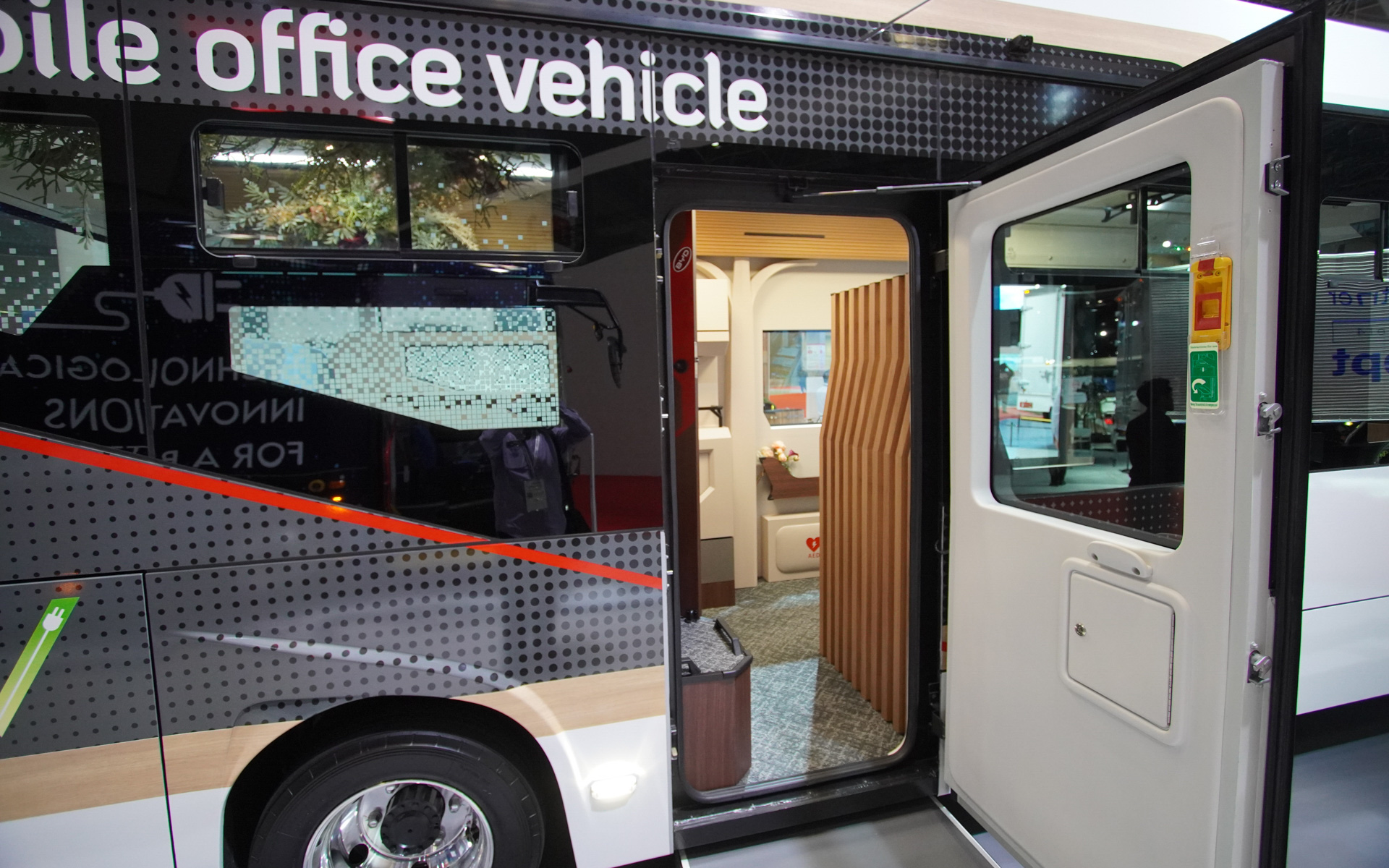 小型電気バスのJ6