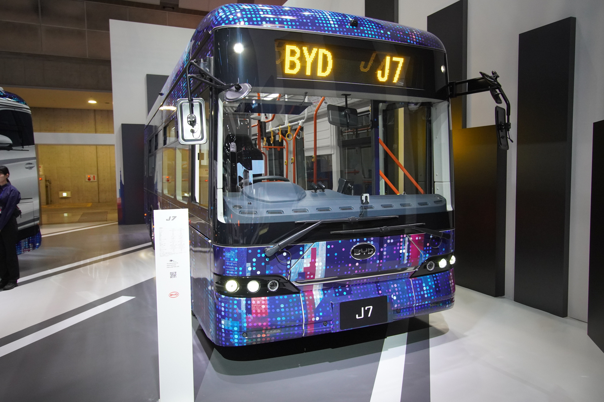 BYDの中型バスJ7